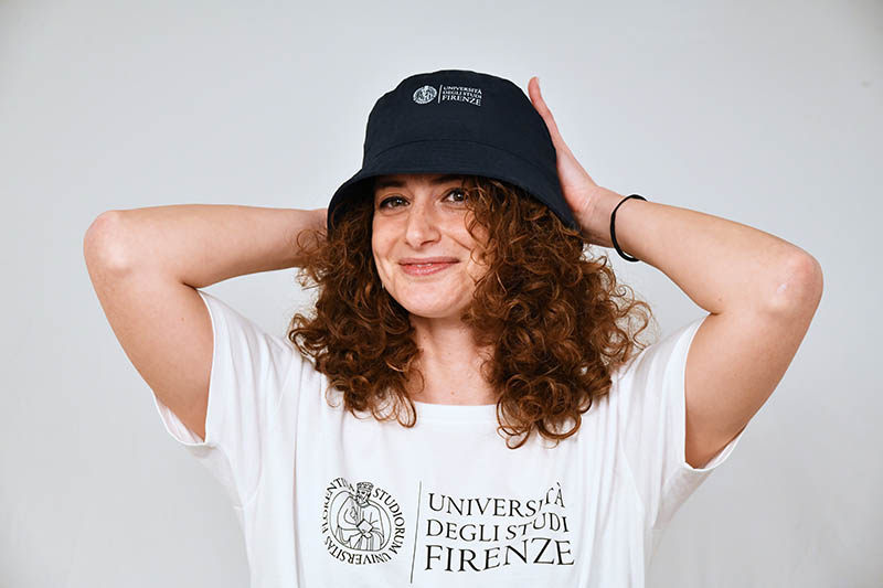 Dipendente Unifi indossa due prodotti dello store. Foto di Ilaria Bertini