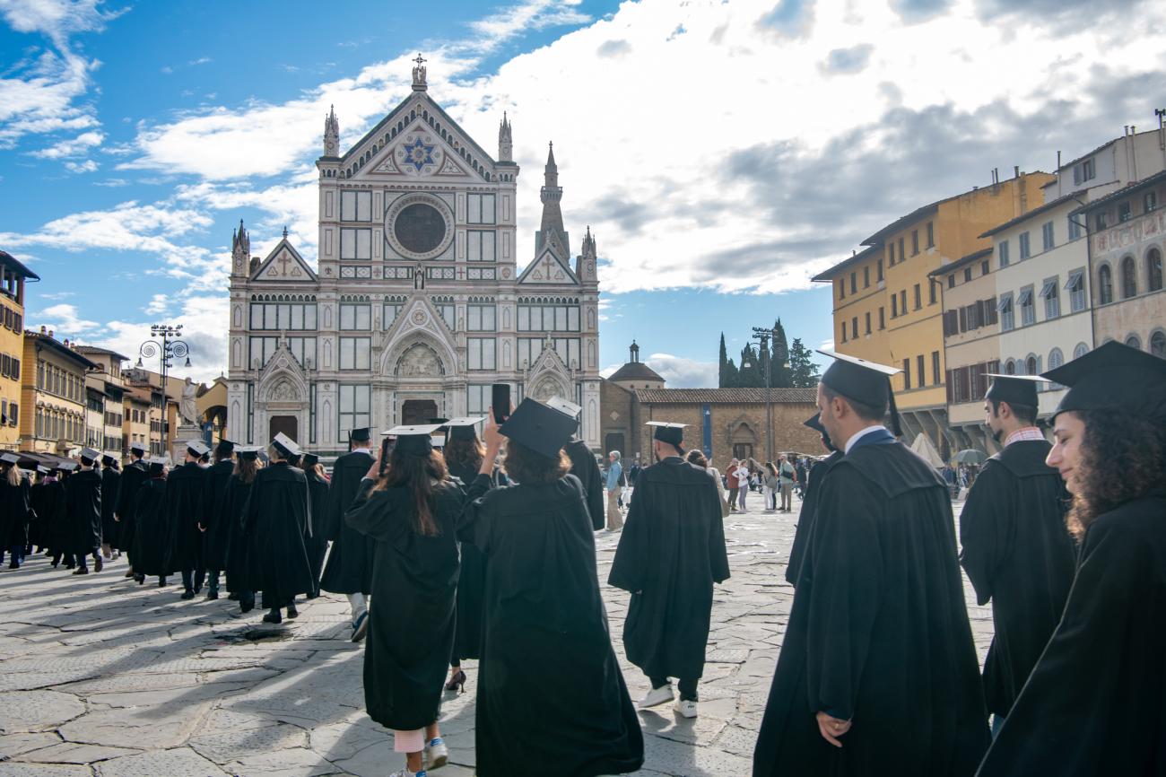 Il corteo attraversa piazza Santa Croce