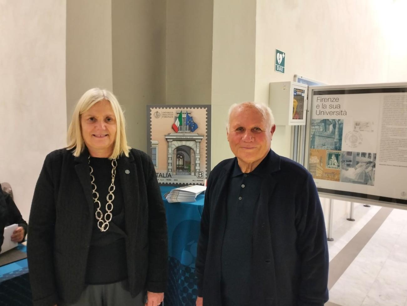 Alessandra Petrucci e Fabrizio Fabrini davanti alla gigantografia del francobollo emesso per i 100 anni Unifi