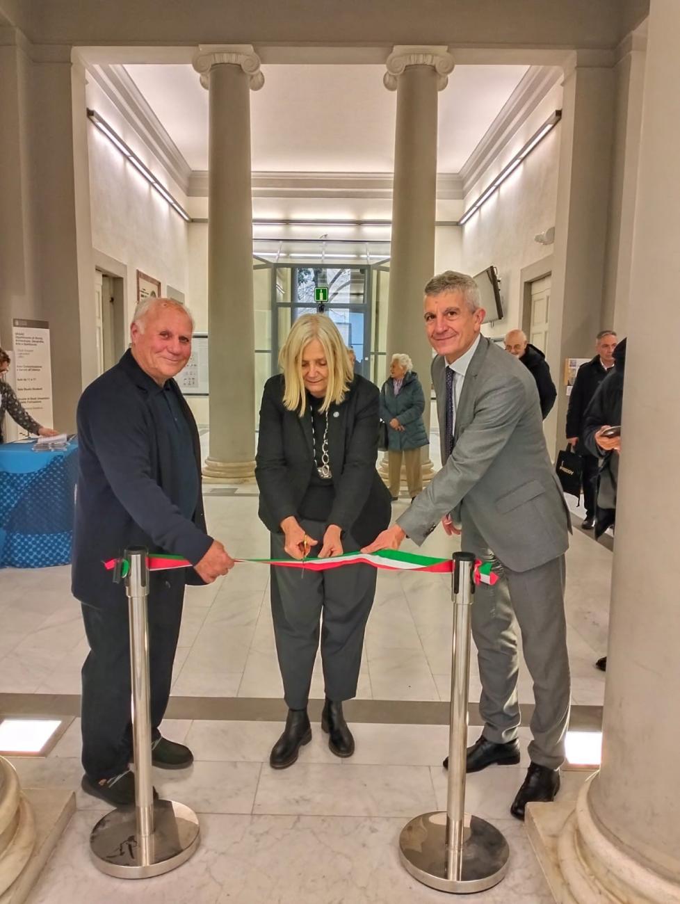 il curatore Fabrizio Fabrini, la rettrice Alessandra Petrucci e il direttore della Filiale Firenze 1 di Poste Italiane Marco Lombardi tagliano il nastro