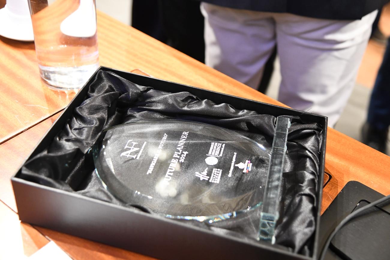 Il premio consegnato ai vincitori della prima edizione di Navigare il Futuro