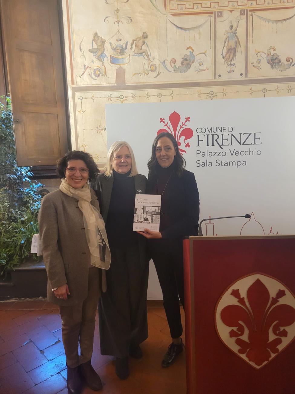 Lucia Felici, Alessandra Petrucci e Sara Funaro con la graphic novel sulla storia Unifi
