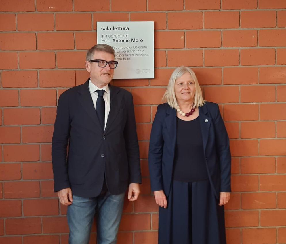  il presidente del DSU Toscana Marco Del Medico e la rettrice Alessandra Petrucci davanti alla targa dedicata ad Antonio Moro