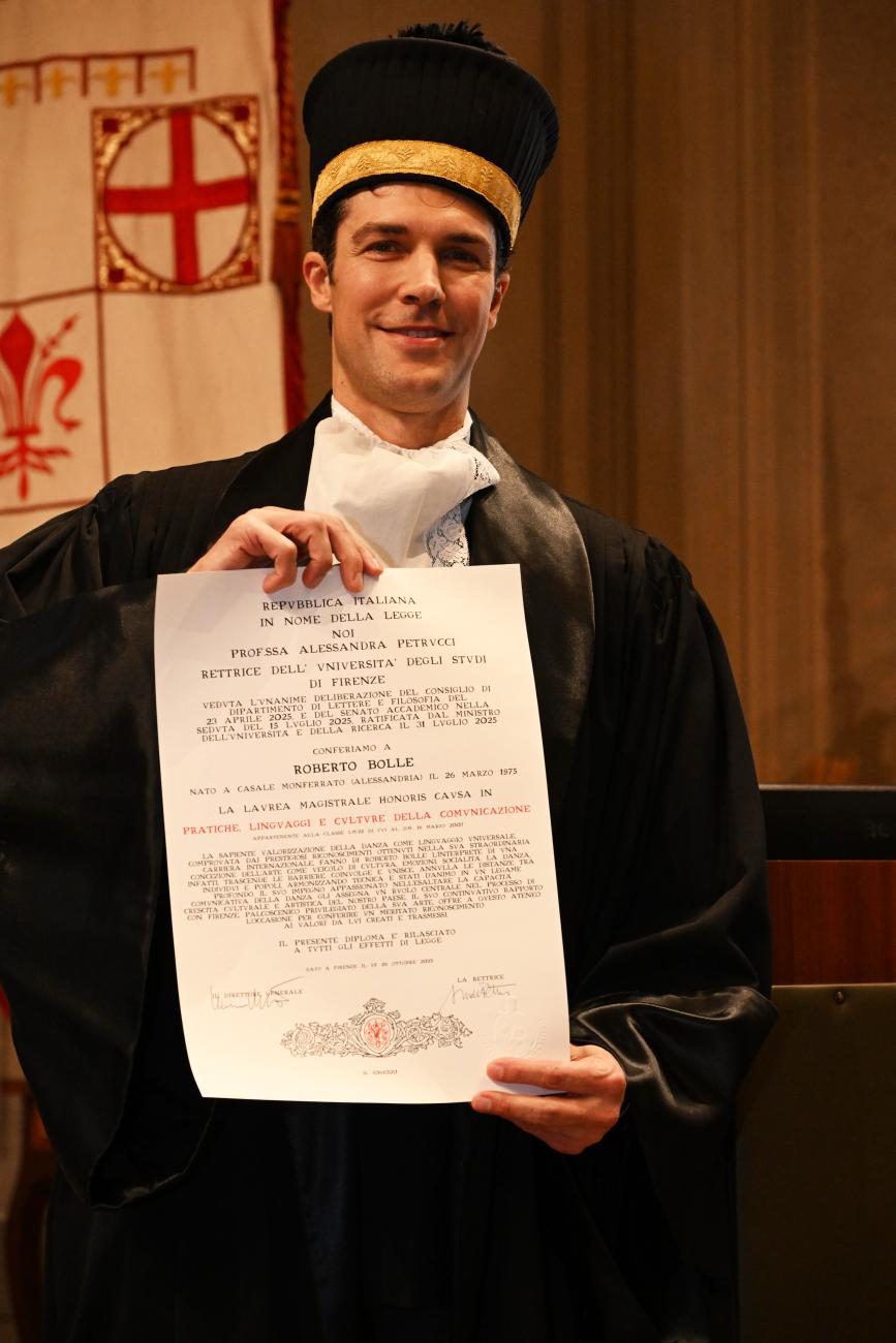 Roberto Bolle con la pergamena della laurea
