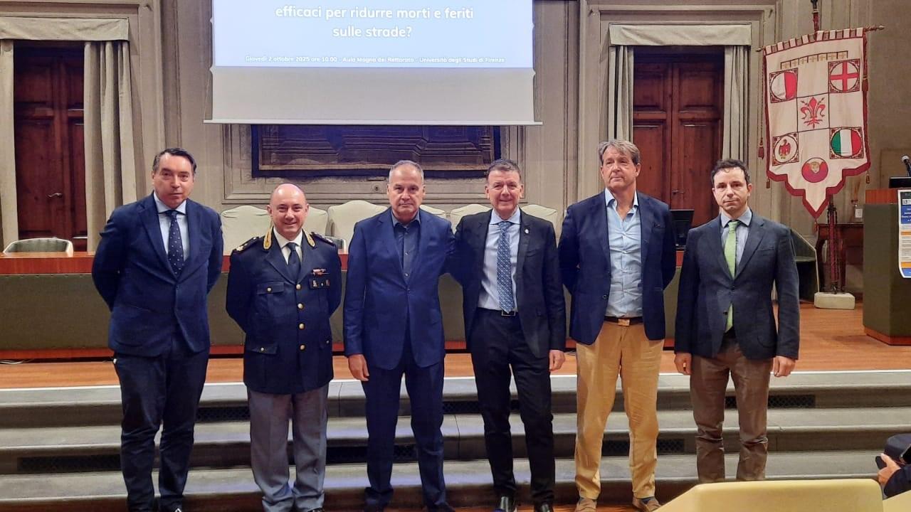 Da sinistra: Luigi Altamura (Comandante Polizia Locale Comune di Verona), Santo Puccia (Direttore del servizio Polizia Stradale - dirigente superiore); Stefano Guarnieri, Marco Pierini (prorettore al trasferimento tecnologico, impatto sociale e attività culturali), Leonardo Ferrara, docente di Diritto amministrativo e pubblico, e Giovanni Savino, docente di Progettazione meccanica e costruzione di macchine