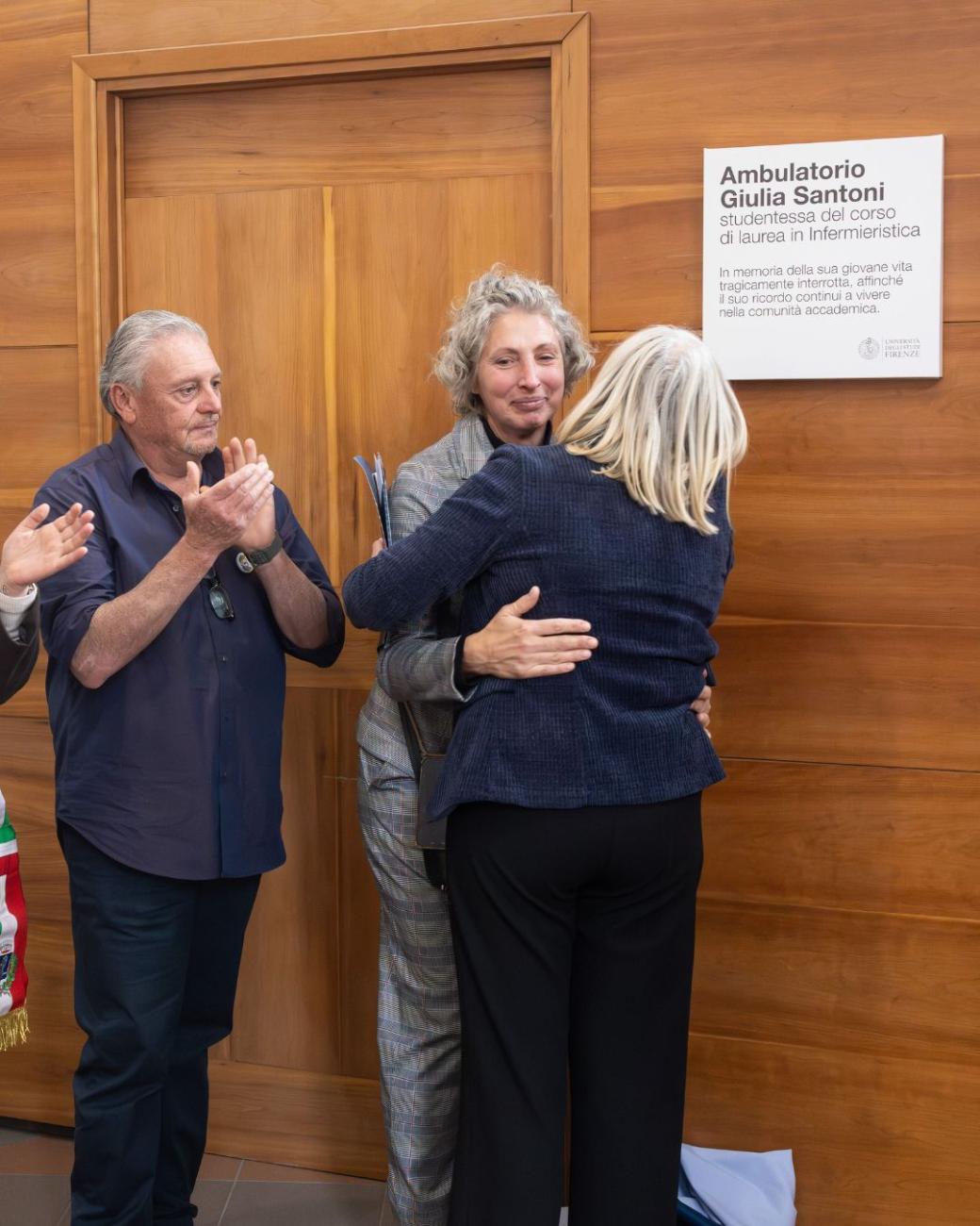 La rettrice Alessandra Petrucci abbraccia i genitori di Giulia Santoni