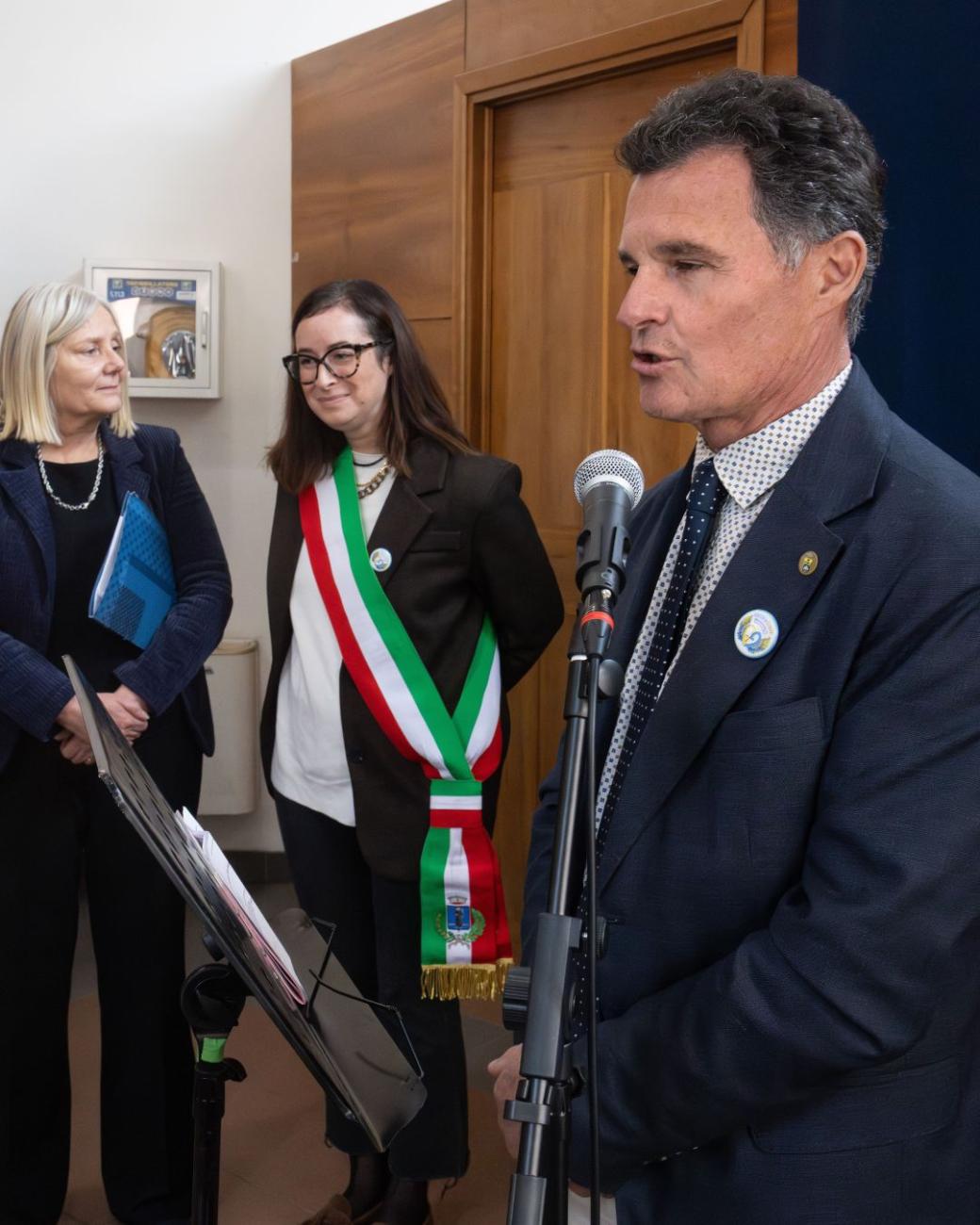 Il saluto del governatore Italiano 