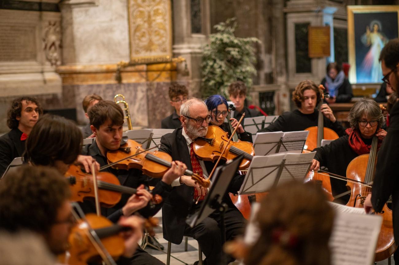 Un momento del concerto di Natale del Coro e dell'Orchestra Unifi