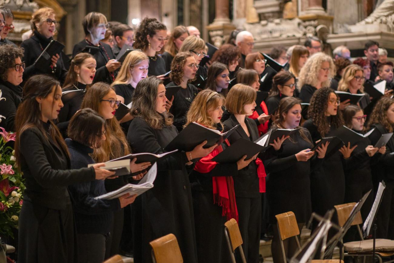 Un momento del concerto di Natale del Coro e dell'Orchestra Unifi