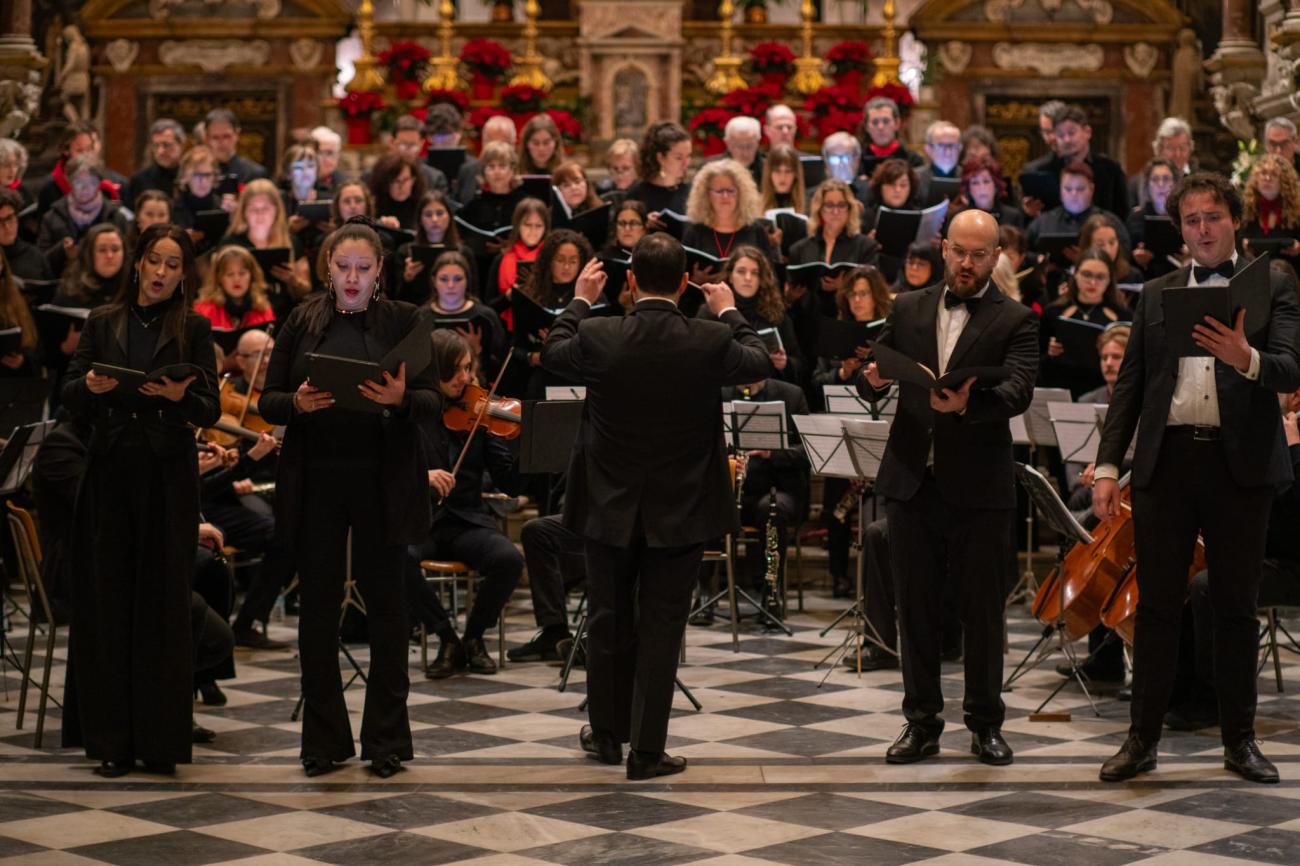 Un momento del concerto di Natale del Coro e dell'Orchestra Unifi