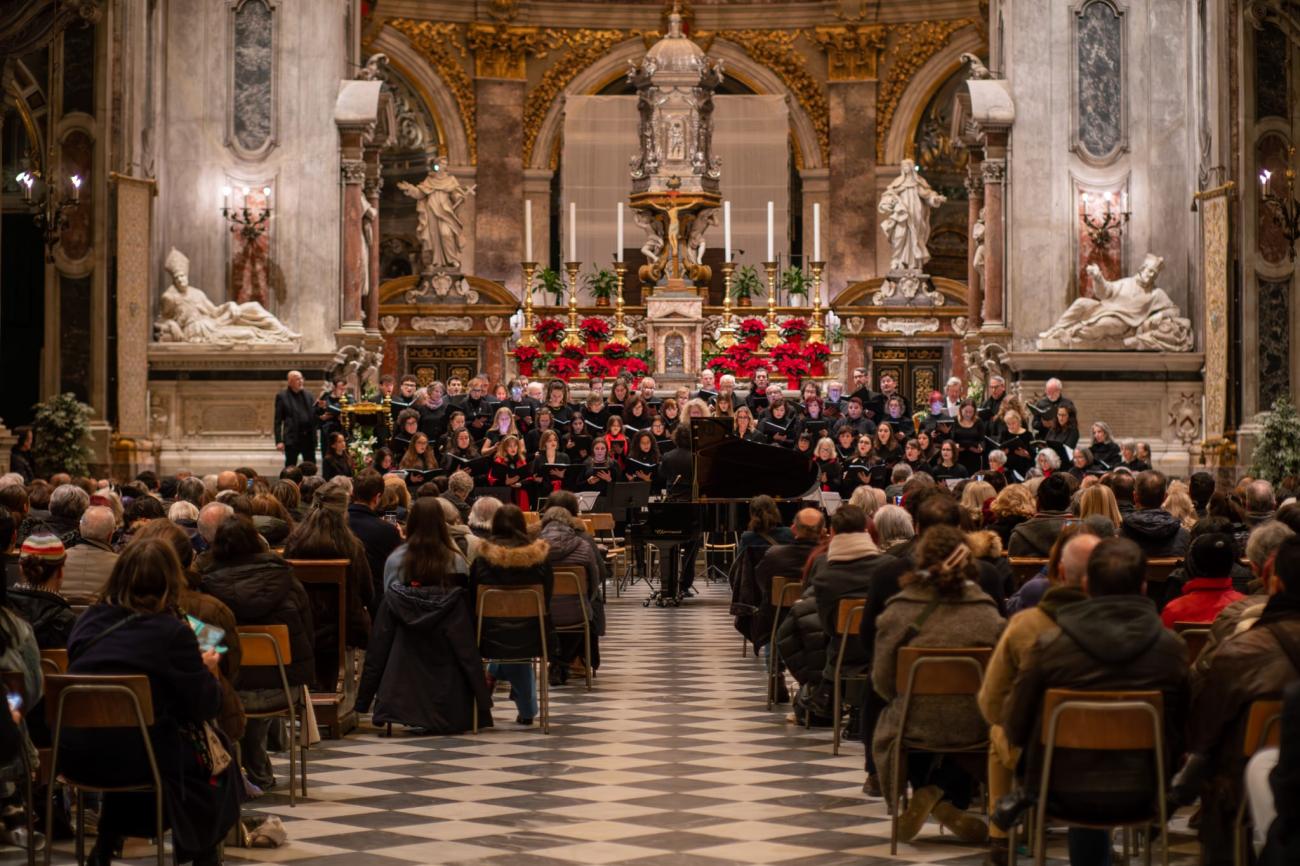 Un momento del concerto di Natale del Coro e dell'Orchestra Unifi