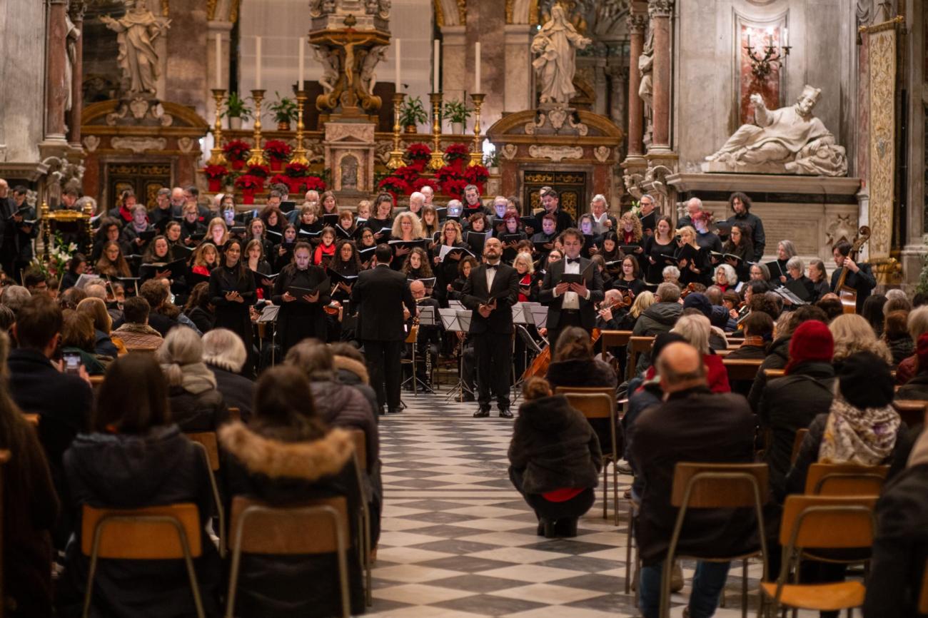 Un momento del concerto di Natale del Coro e dell'Orchestra Unifi
