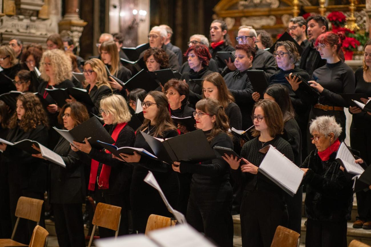Un momento del concerto di Natale del Coro e dell'Orchestra Unifi