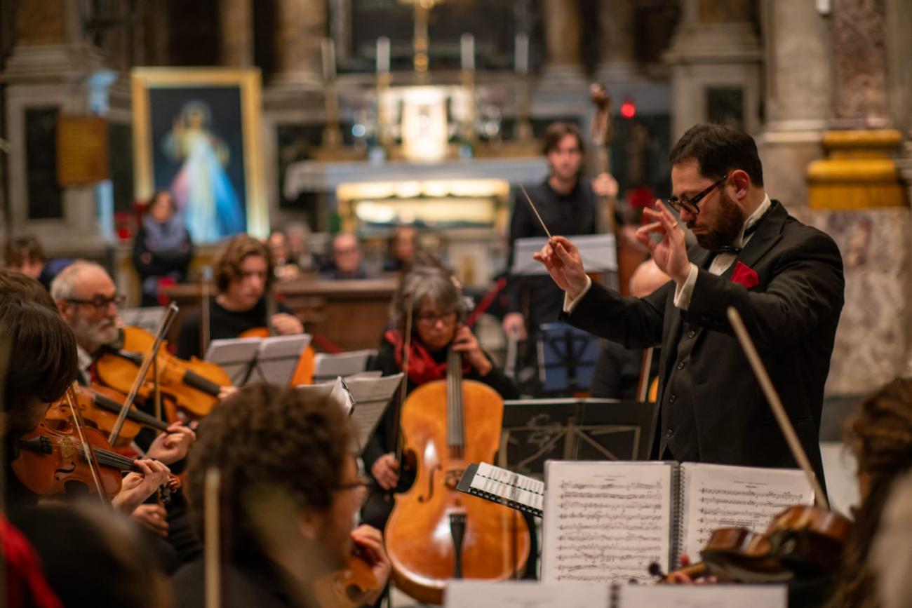 Un momento del concerto di Natale del Coro e dell'Orchestra Unifi