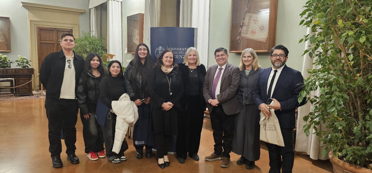 La rettrice Petrucci e la delegata Giovannetti con il rettore UNAP Alberto Martínez Quezada e gli studenti cileni 