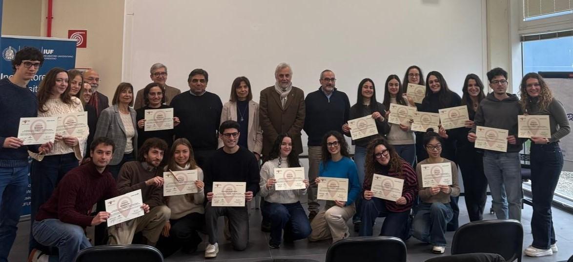 In foto: gli studenti del progetto GIOTTO che hanno ricevuto l'attestato