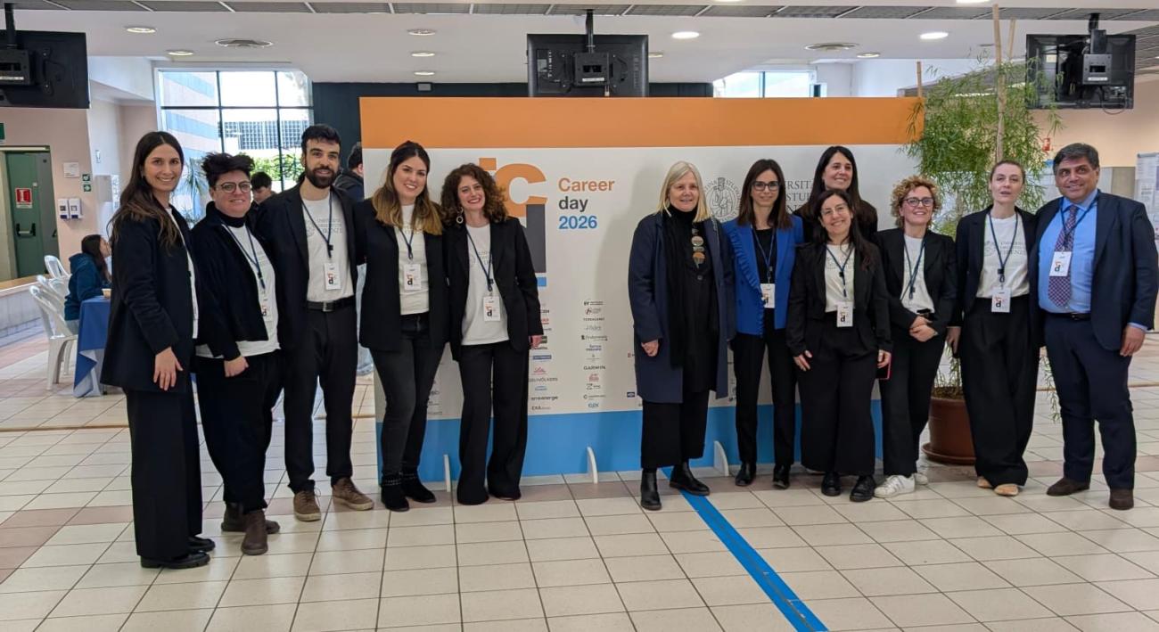 La rettrice Alessandra Petrucci (al centro) e il delegato al job placement Francesco Grasso (primo da destra) con lo staff Unifi del Career Day