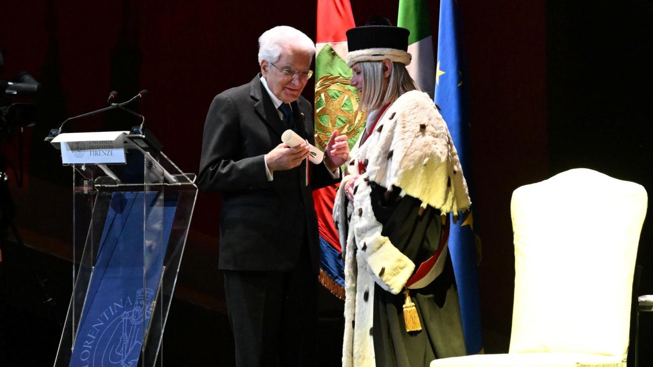 Il Presidente Sergio Mattarella riceve il diploma dalla rettrice Alessandra Petrucci