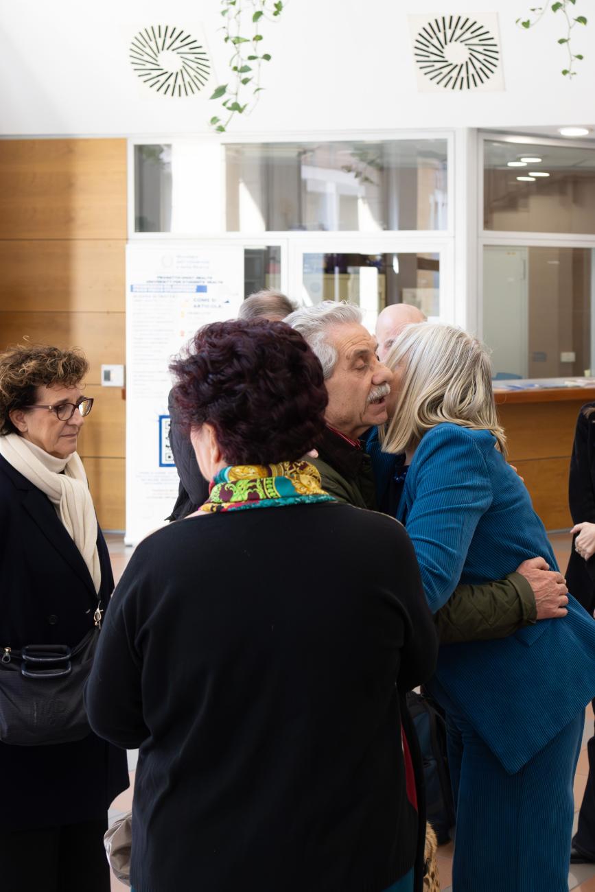 Un momento della cerimonia in ricordo di Elena, Lucrezia e Valentina