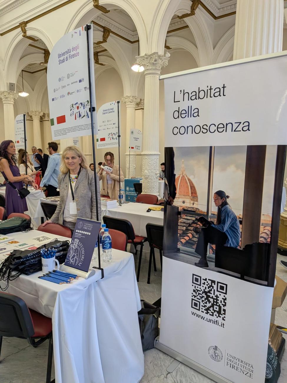 La professoressa Giovannetti allo stand Unifi durante “Estudiar en Italia”