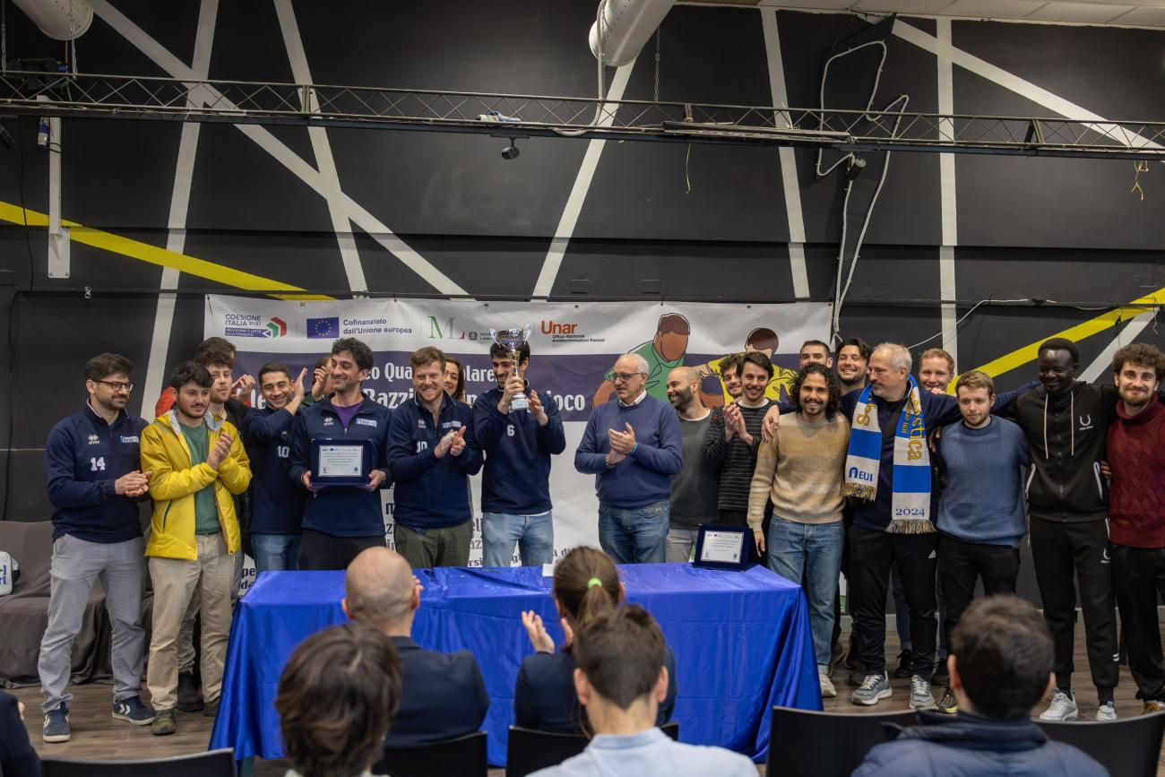 la premiazione della squadra dell'Istituto Universitario Europeo, vincitrice del torneo