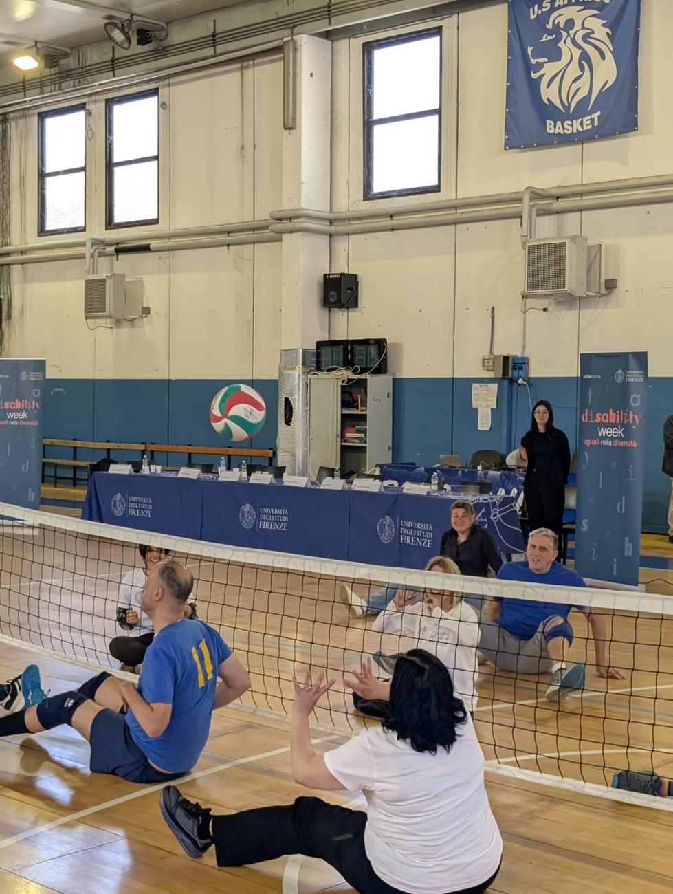 Un momento della dimostrazione di sitting volley con la Pallavolo Bacci 