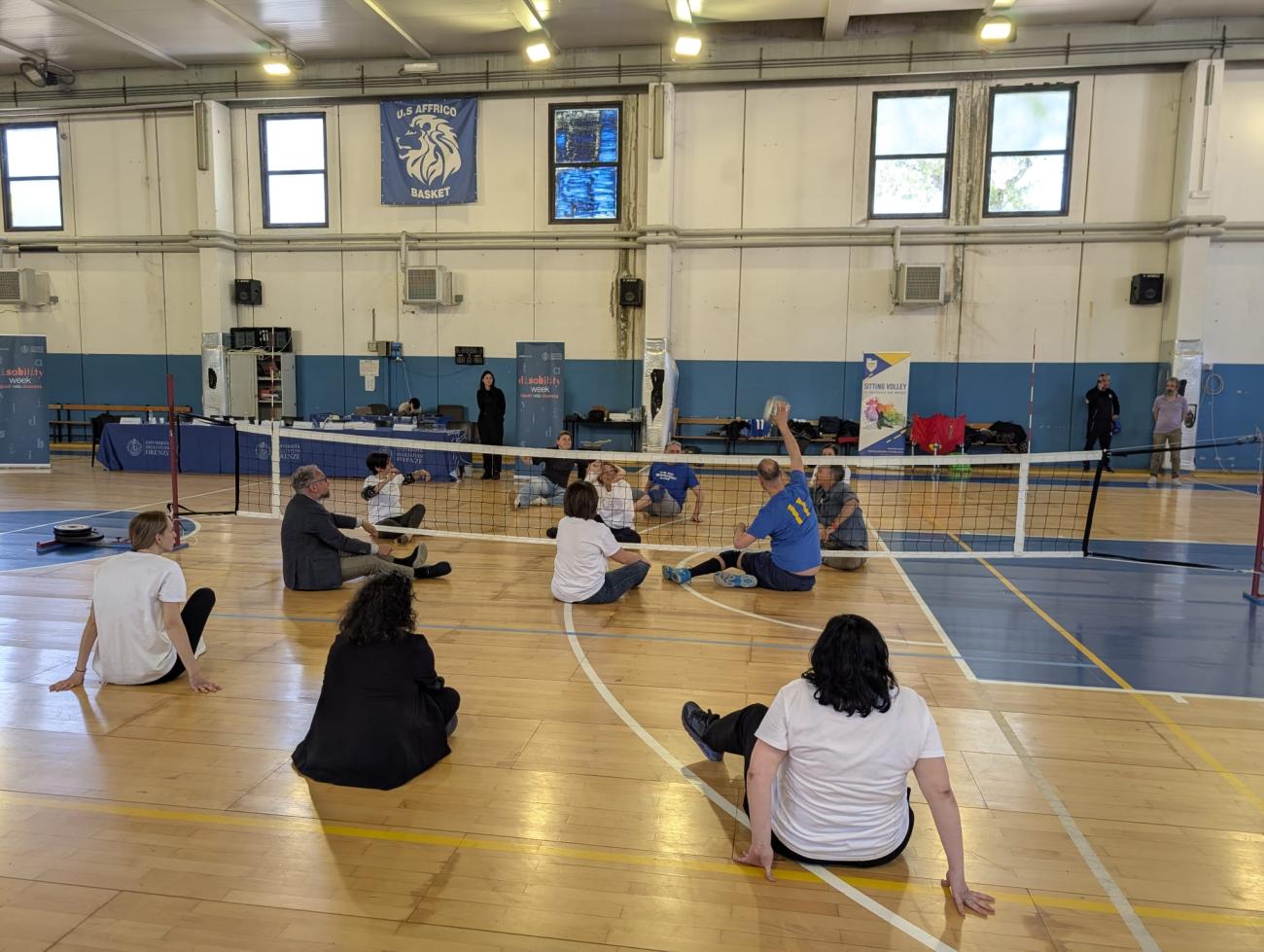 Un momento della dimostrazione di sitting volley con la Pallavolo Bacci 
