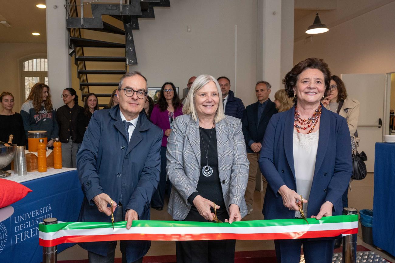 Il taglio del nastro, da sinistra: il direttore generale di Unifi Marco Degli Esposti, la rettrice Alessandra Petrucci e la presidente PIN Daniela Toccafondi