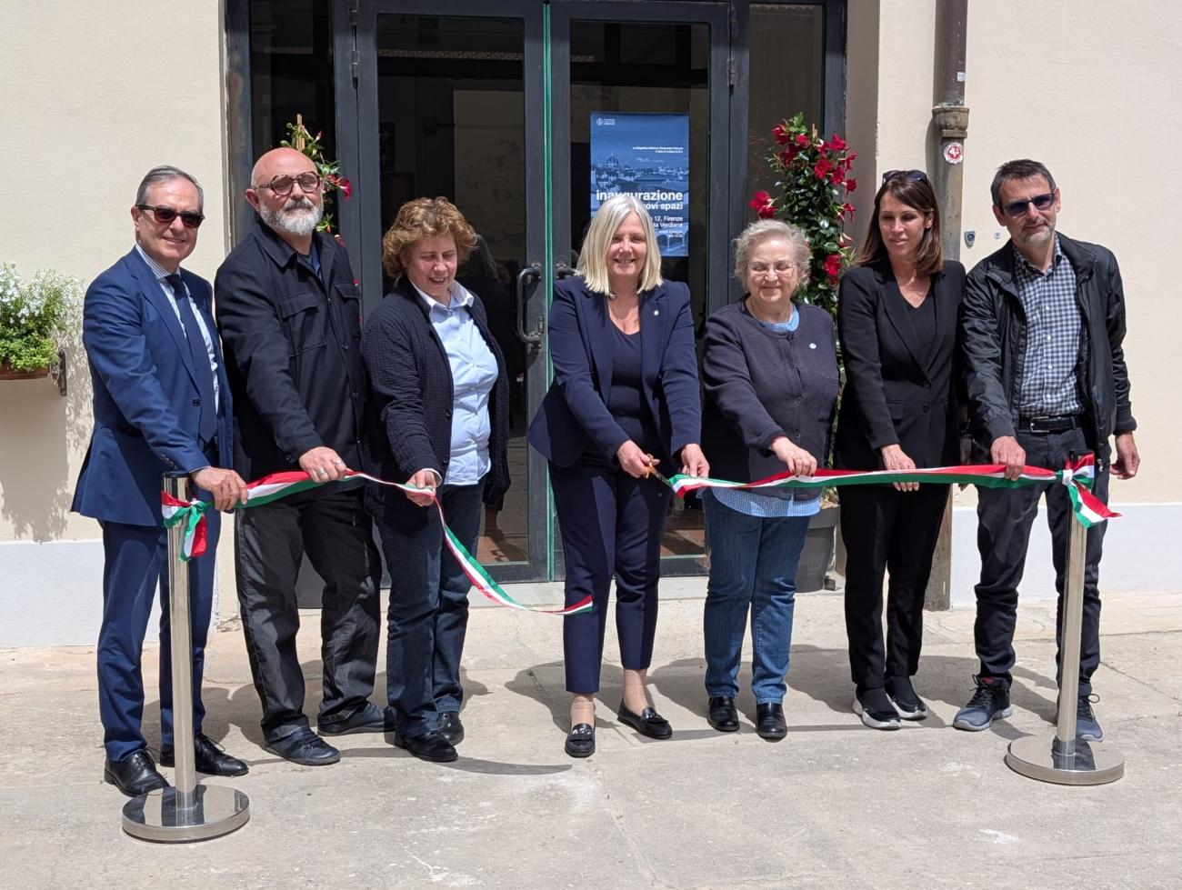 Il taglio del nastro per i nuovi spazi in via dell'Agnolo