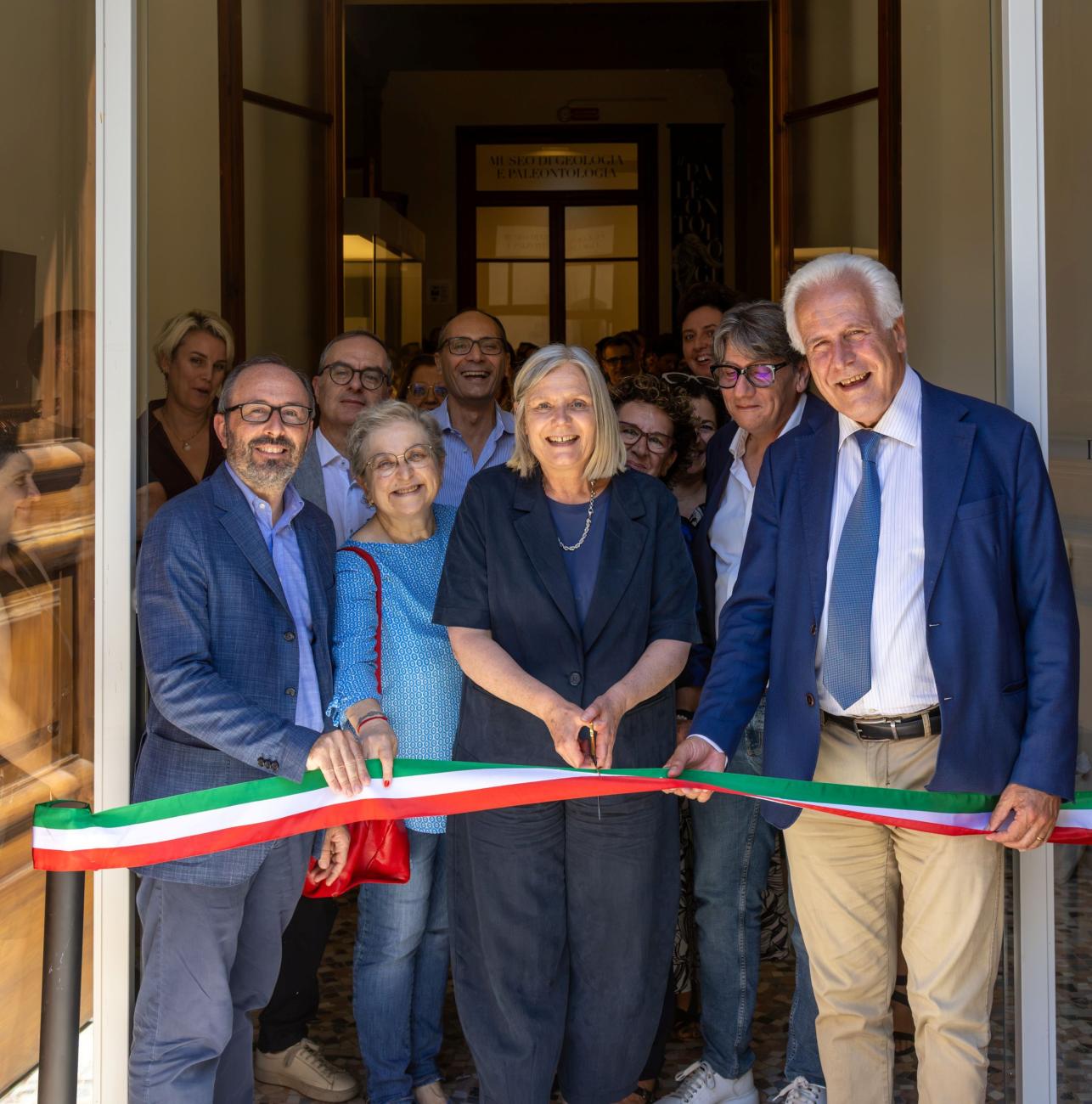 Il taglio del nastro: da sinistra l'assessore Dario Danti, la delegata Unifi Frida Bazzocchi, la rettrice Alessandra Petrucci, il presidente del Museo David Caramelli, il presidente della Regione Eugenio Giani