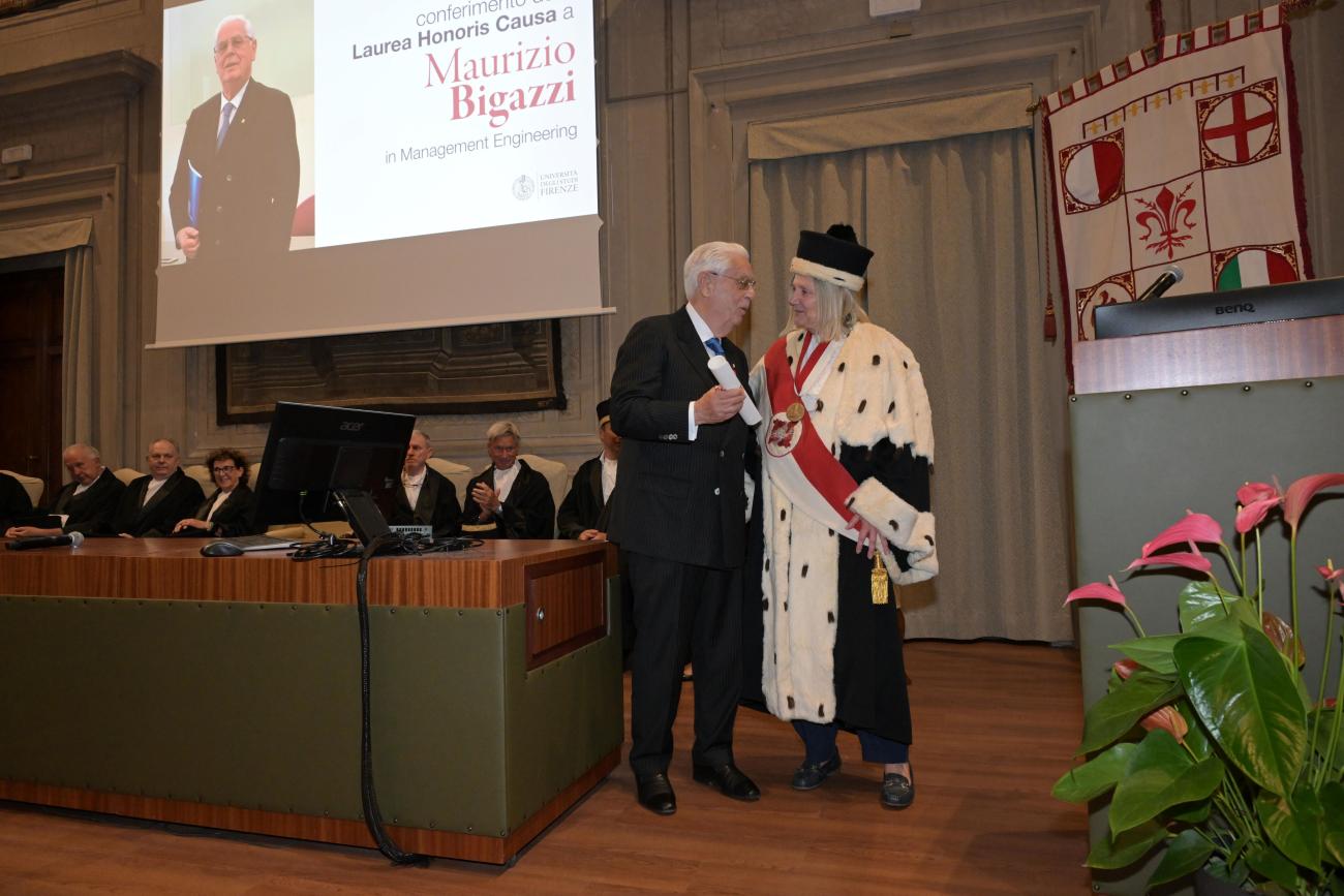 La rettrice Petrucci consegna il diploma a Bigazzi