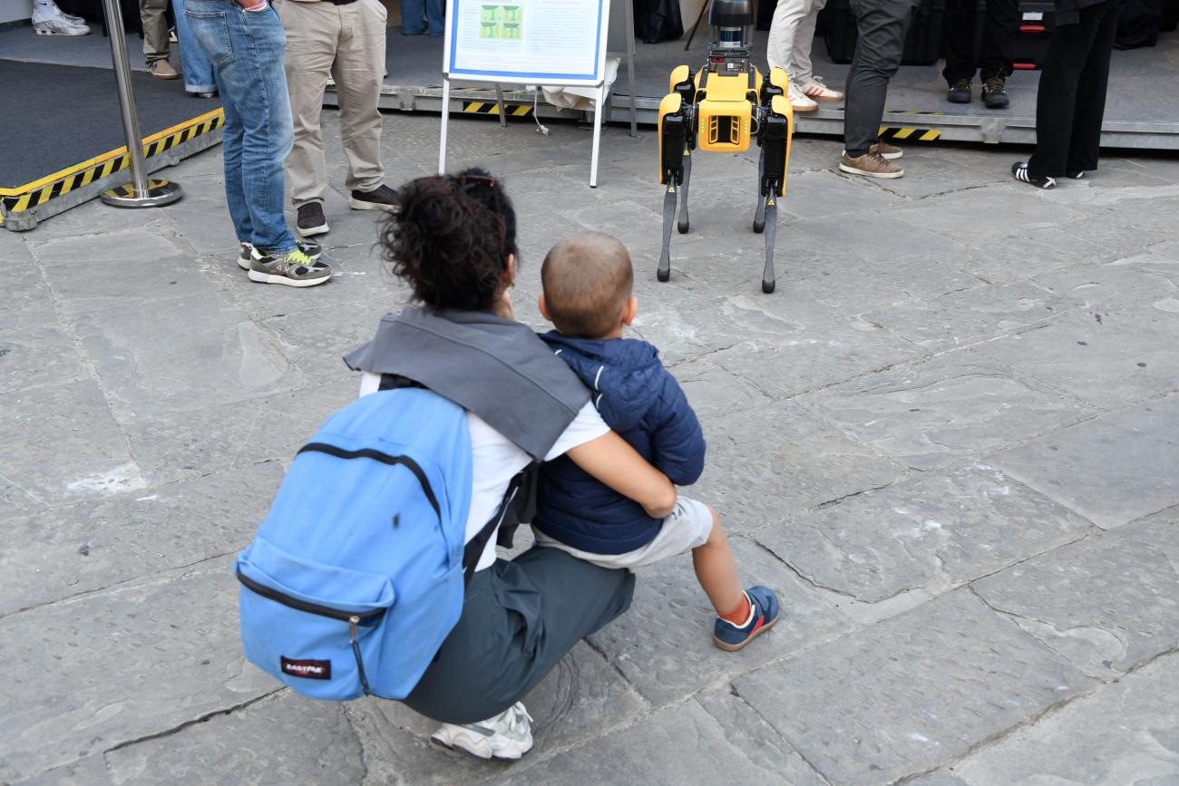 Il cane robot in azione in piazza Santissima Annunziata per Bright Night 2026