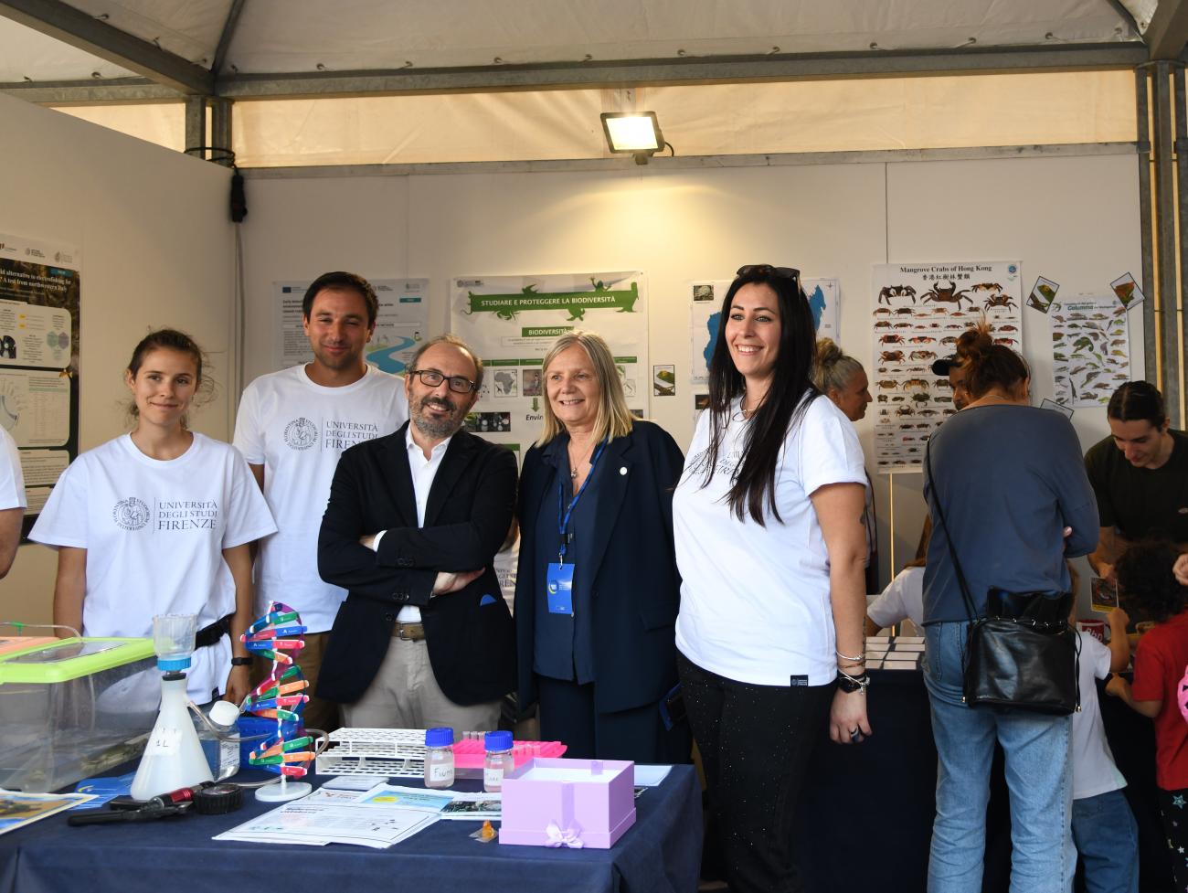 La rettrice Alessandra Petrucci e l'assessore Dario Danti in uno stand in piazza Santissima Annunziata