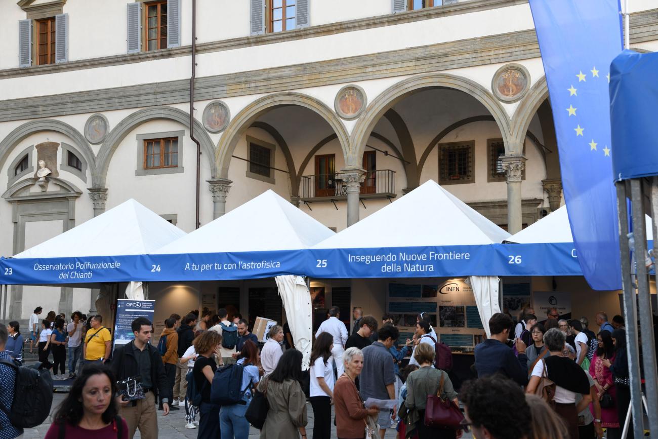 Alcuni stand in piazza Santissima Annunziata