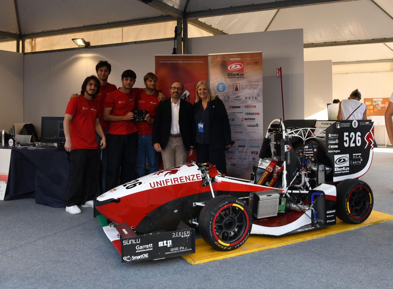 La rettrice Alessandra Petrucci e l'assessore Dario Danti con il Firenze Race Team.