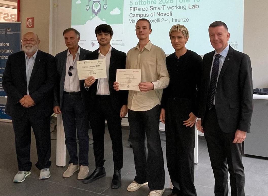 Il team di Asso insieme al prorettore Marco Pierini (a destra)