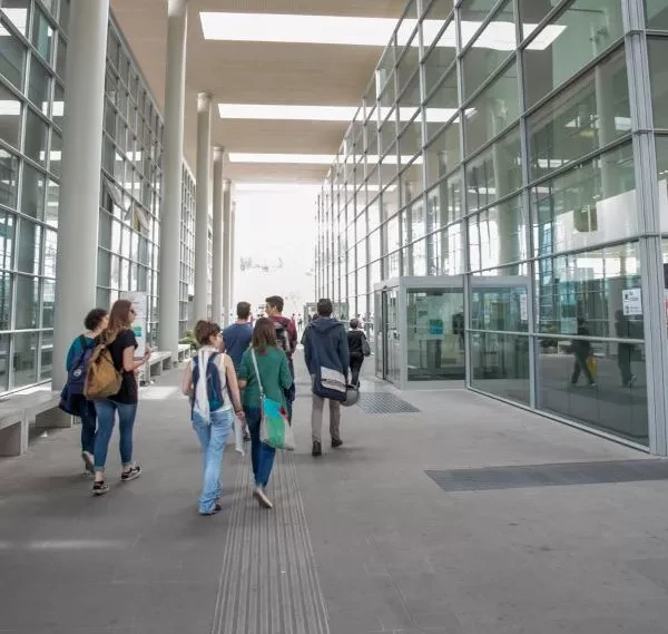 Studenti all'ingresso di Careggi