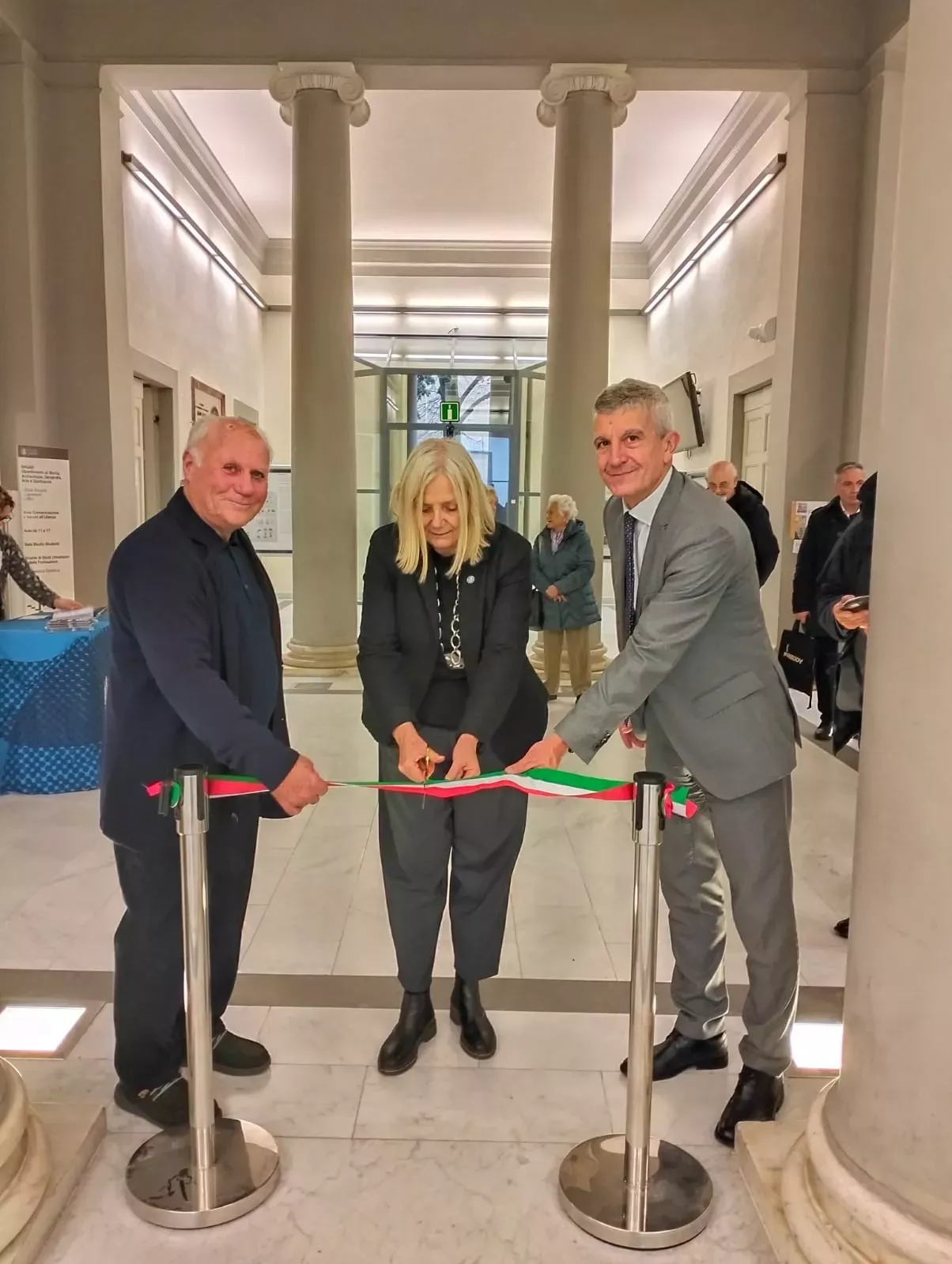 il curatore Fabrizio Fabrini, la rettrice Alessandra Petrucci e il direttore della Filiale Firenze 1 di Poste Italiane Marco Lombardi tagliano il nastro