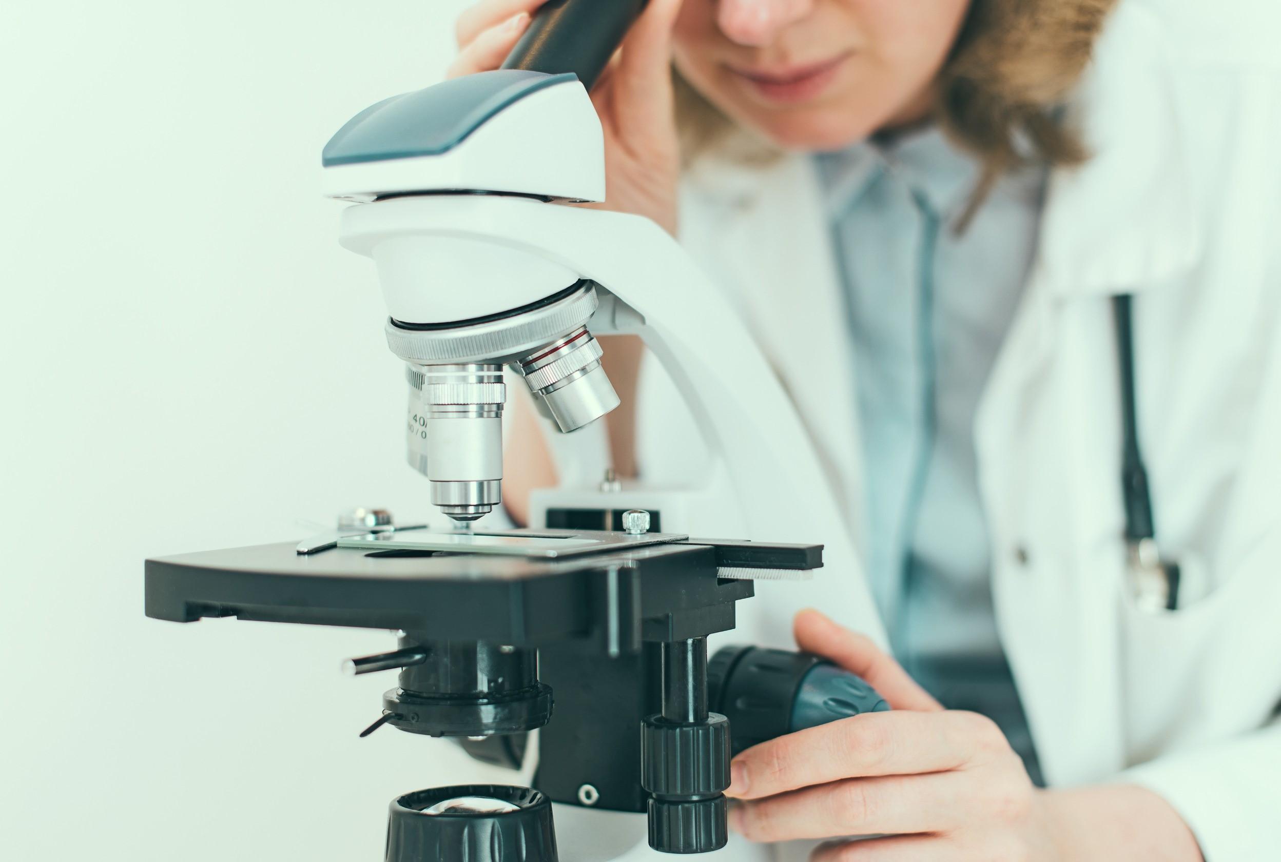 ricercatrice al microscopio