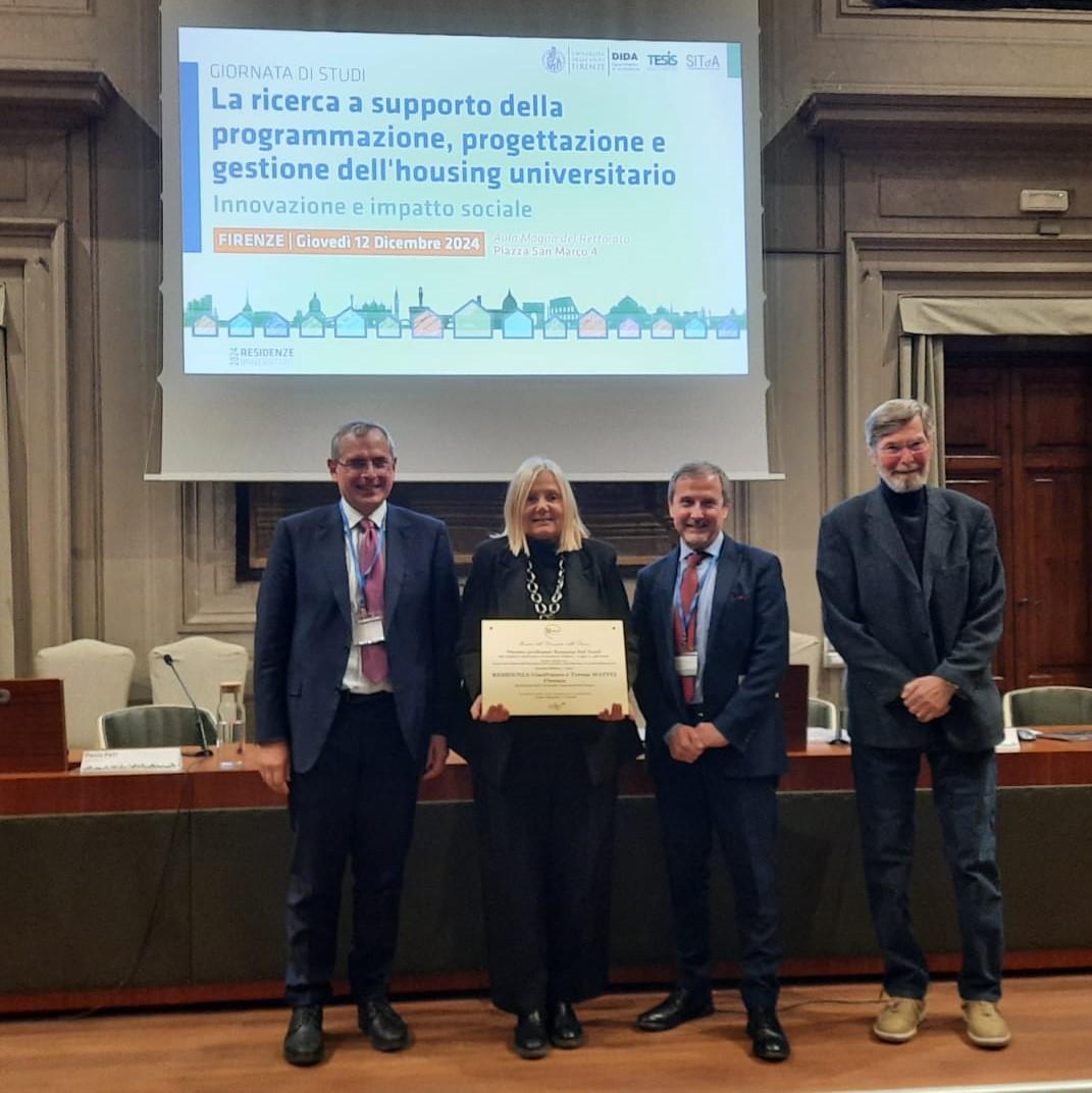 La consegna della targa alla rettrice Alessandra Petrucci