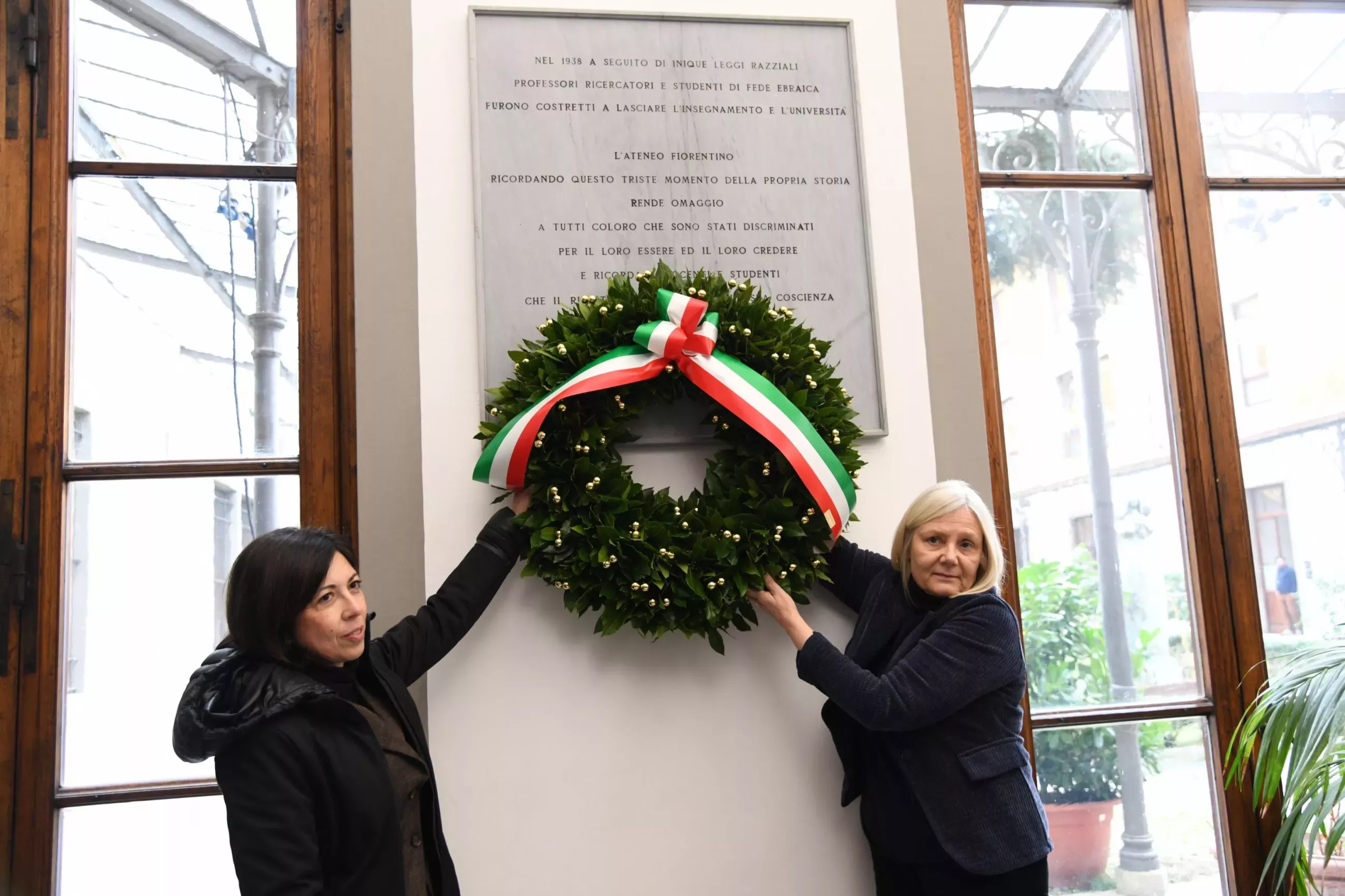 La rettrice Alessandra Petrucci (a destra)  e la viceprefetto Annalisa Oliva depongono la corona di alloro