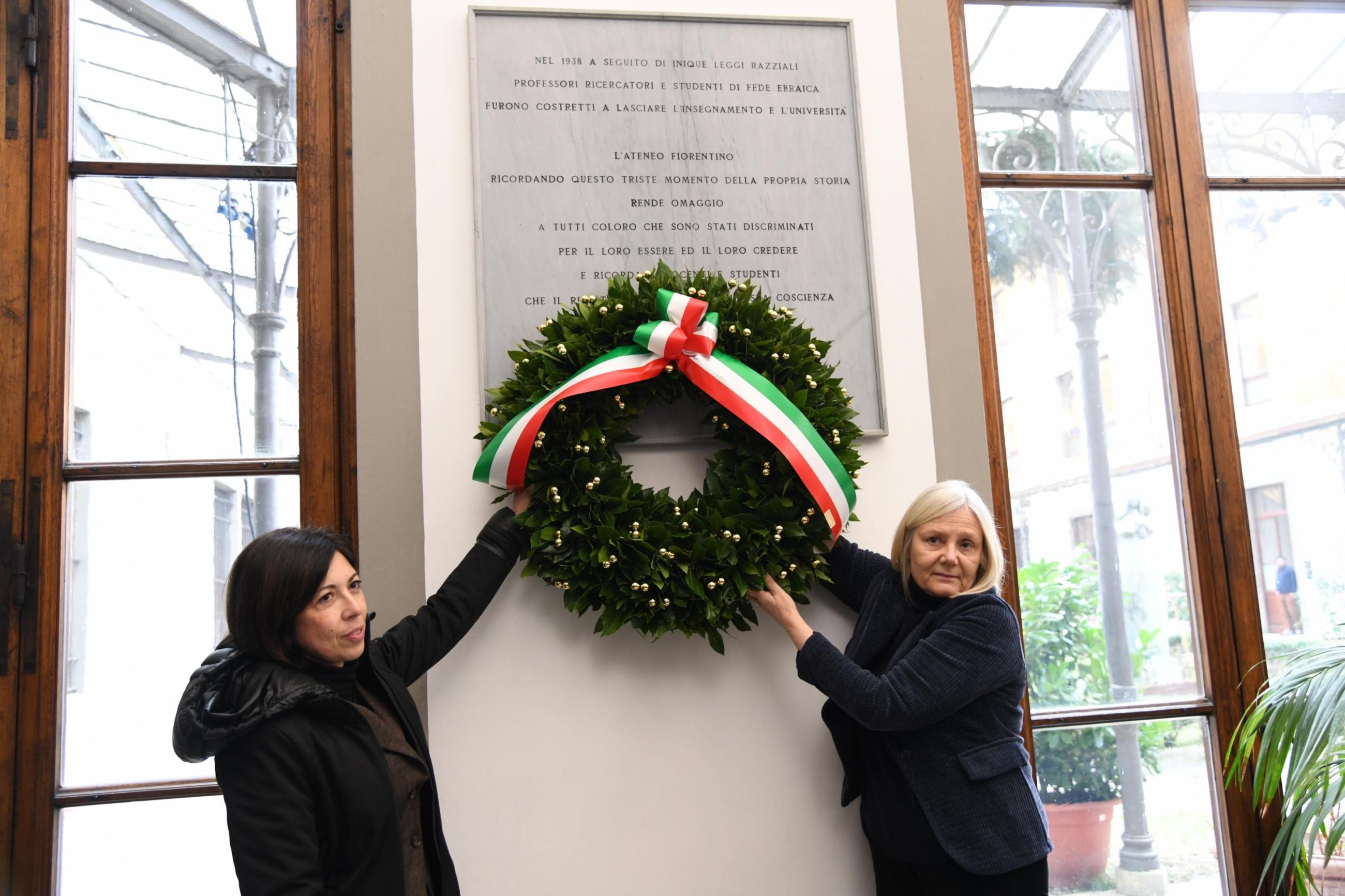 La rettrice Alessandra Petrucci (a destra)  e la viceprefetto Annalisa Oliva depongono la corona di alloro