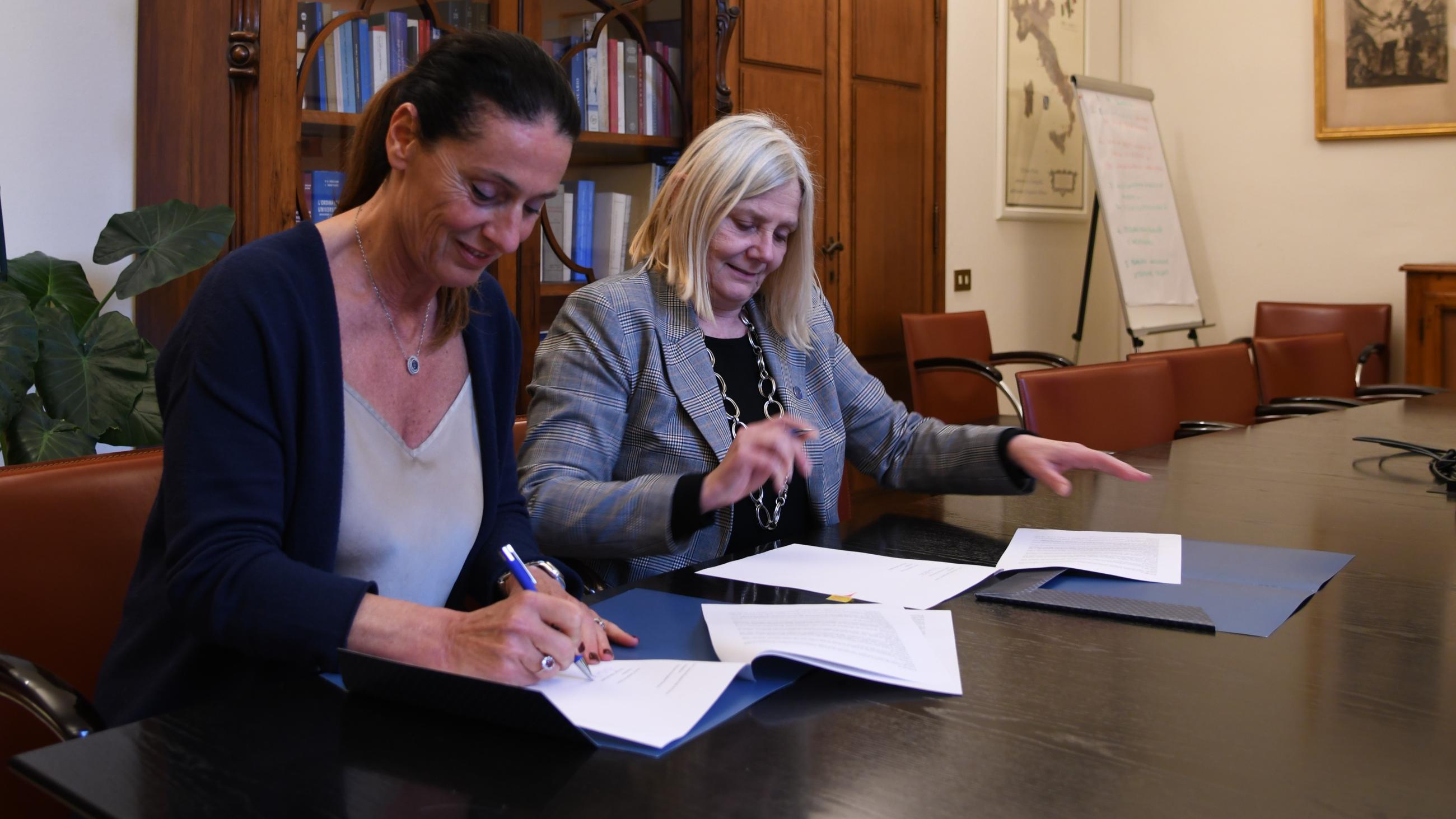 Cristina Scaletti e Alessandra Petrucci firmano l'accordo