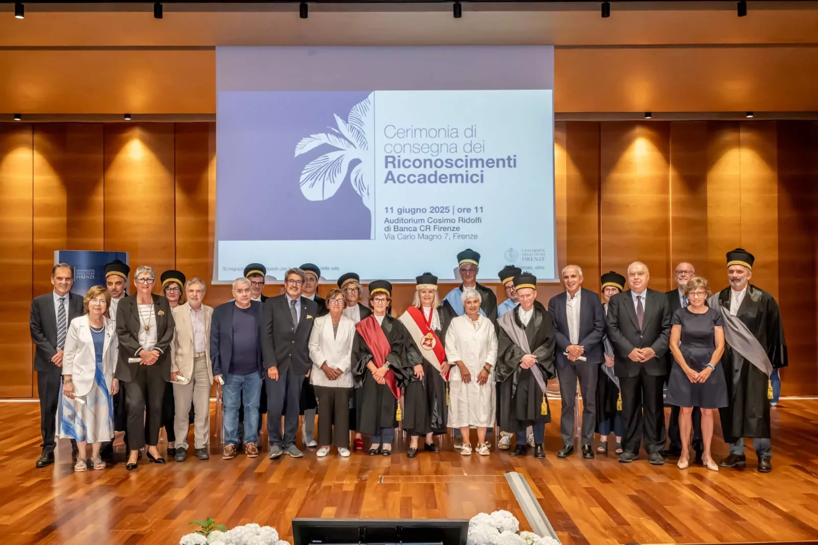 Le professoresse e i professori emeriti con la rettrice Petrucci e la prorettrice Menesini (sullo sfondo i presidenti delle Scuole di Ateneo)