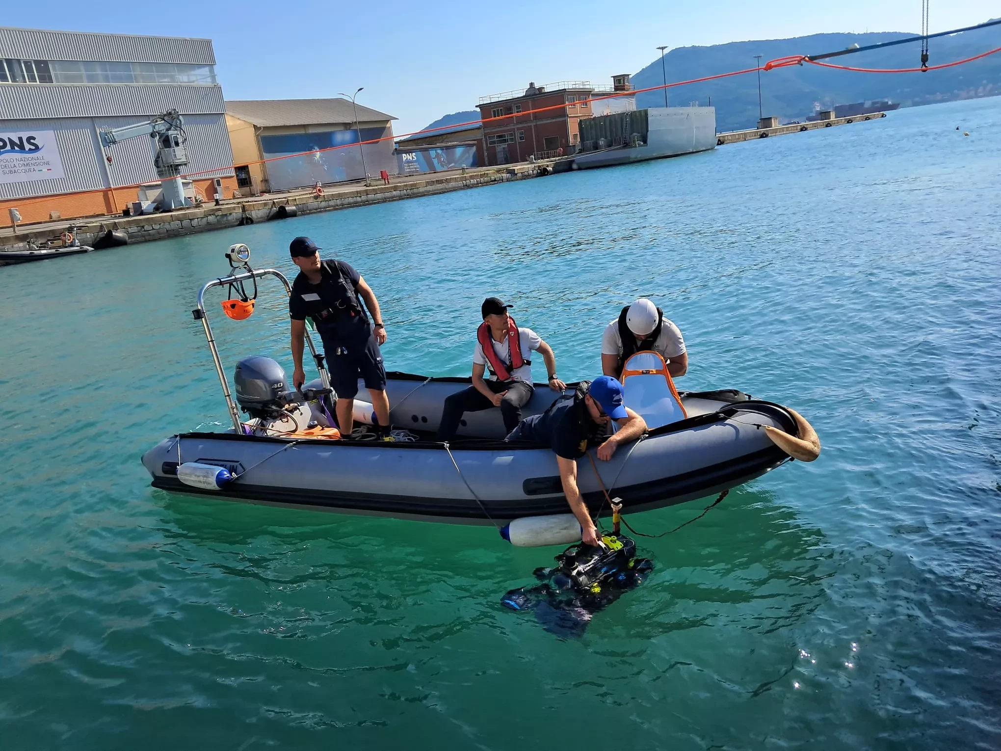 L'Unifi Robotics Team con il drone FeelHippo AUV