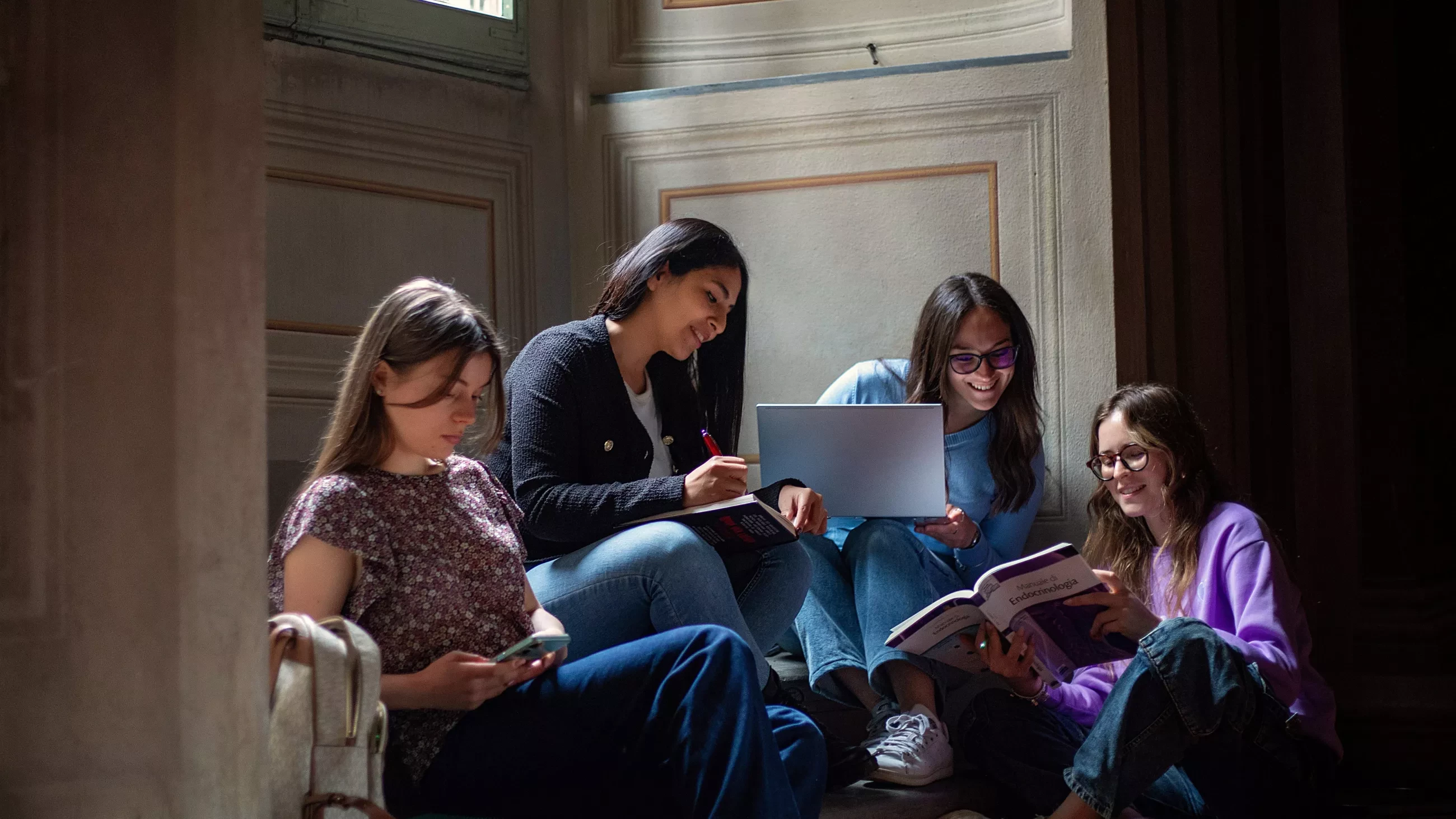 studentesse gruppo di lavoro