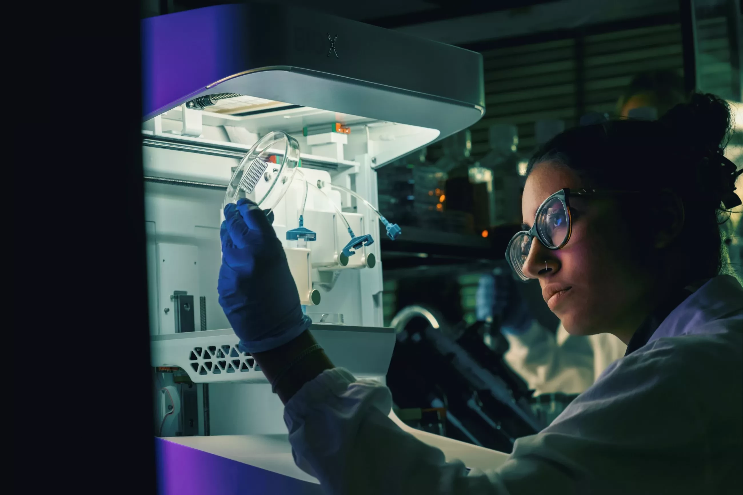 studentessa in laboratorio