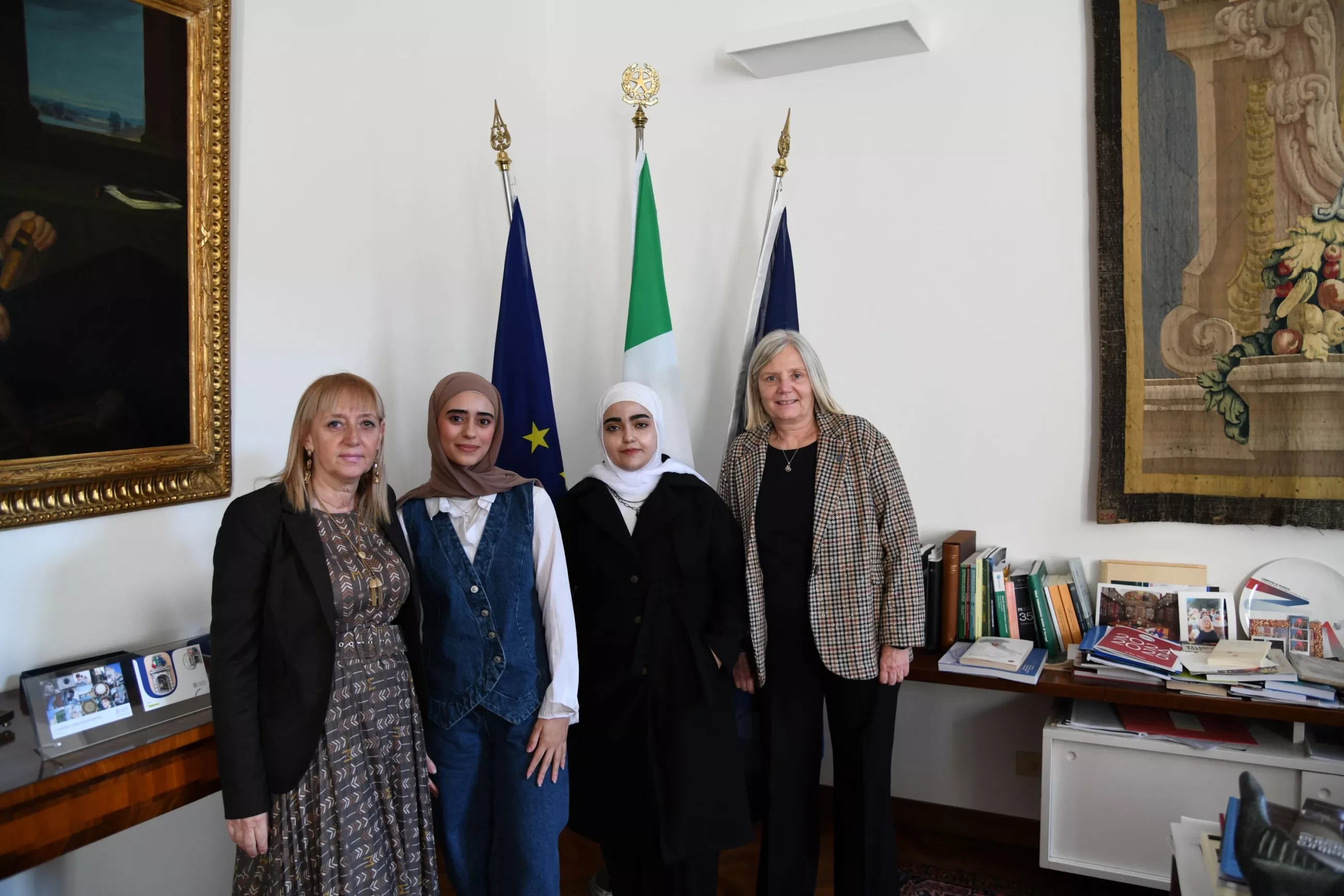 studentesse palestinesi con rettrice Petrucci e prof.ssa Monaco - IUPALS ottobre 2025