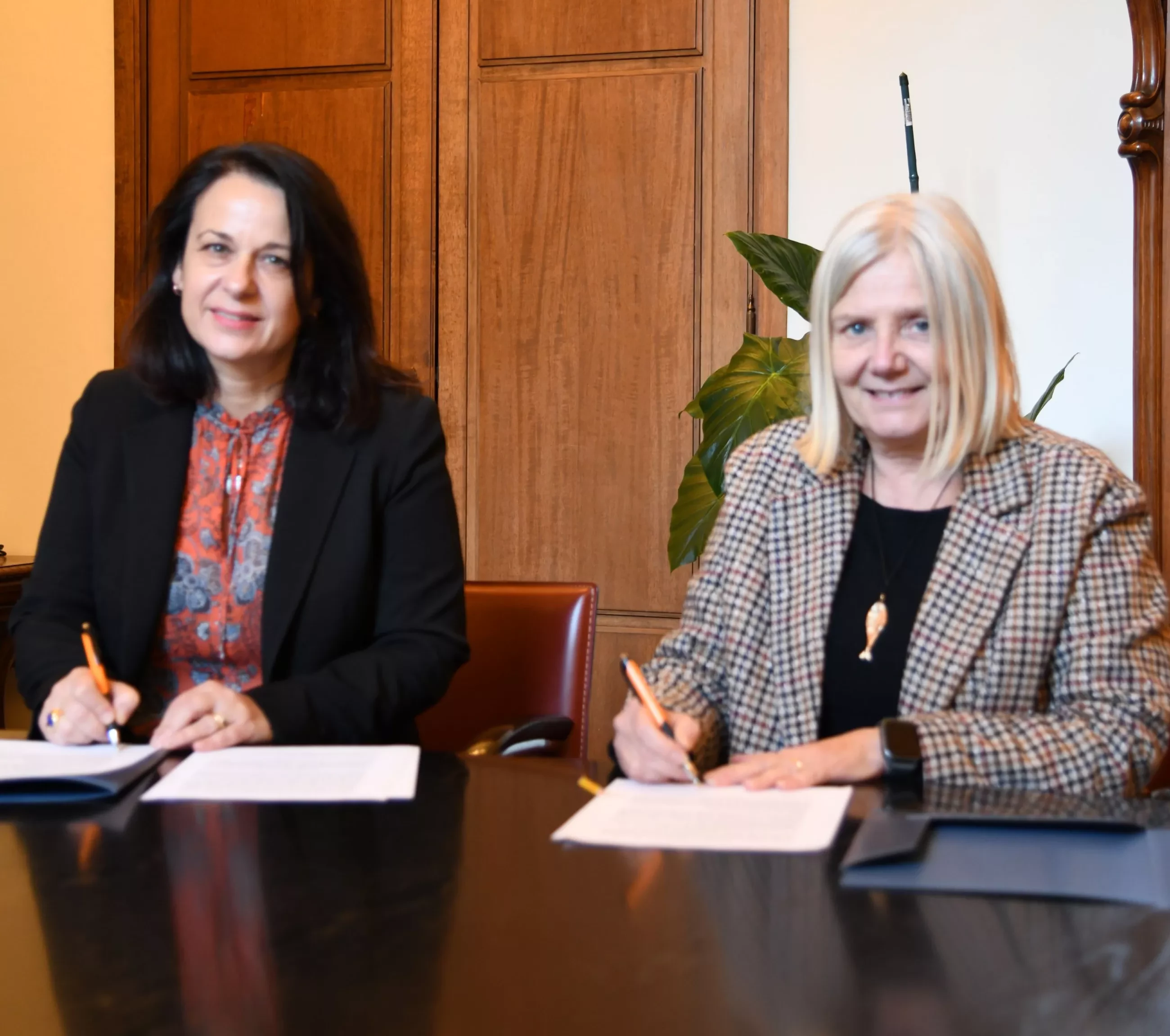 la sindaca di Scandicci Claudia Sereni e la rettrice Alessandra Petrucci firmano l'accordo