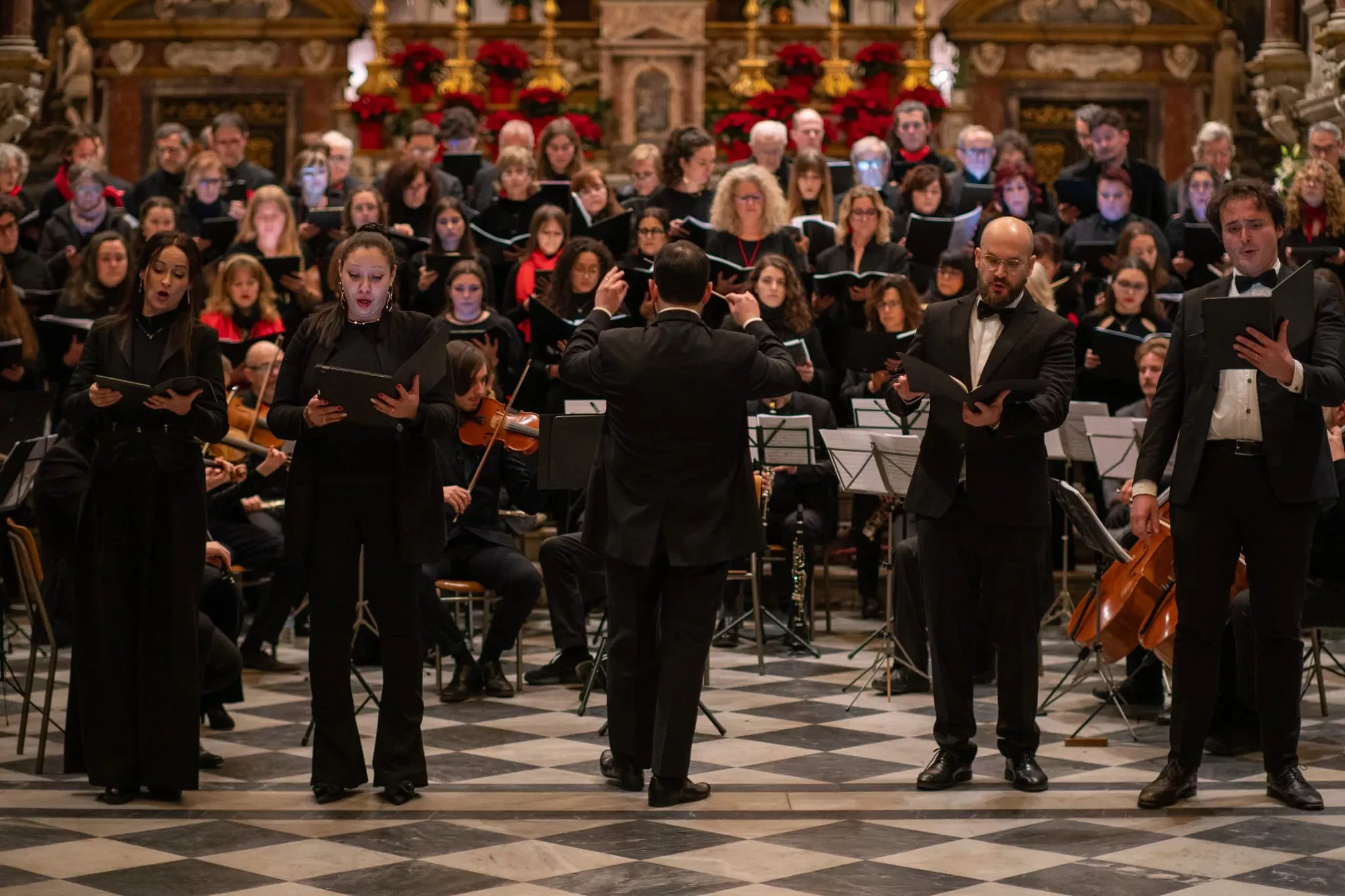 Un momento del concerto di Natale del Coro e dell'Orchestra Unifi